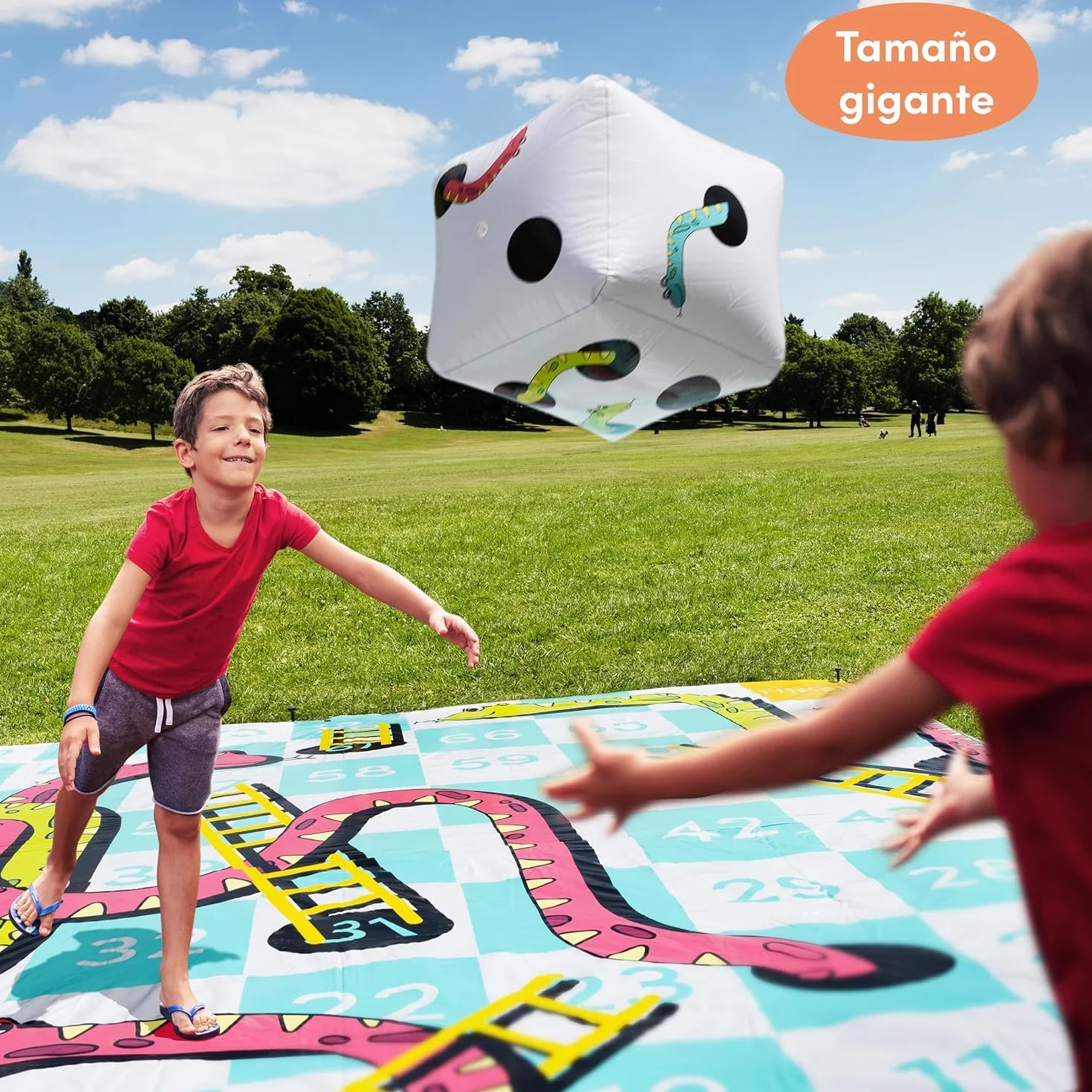 THE TWIDDLERS XXL Juego de Serpientes y Escaleras Gigante 3x3m Tapete de Jardín Impermeable con Dado Inflable