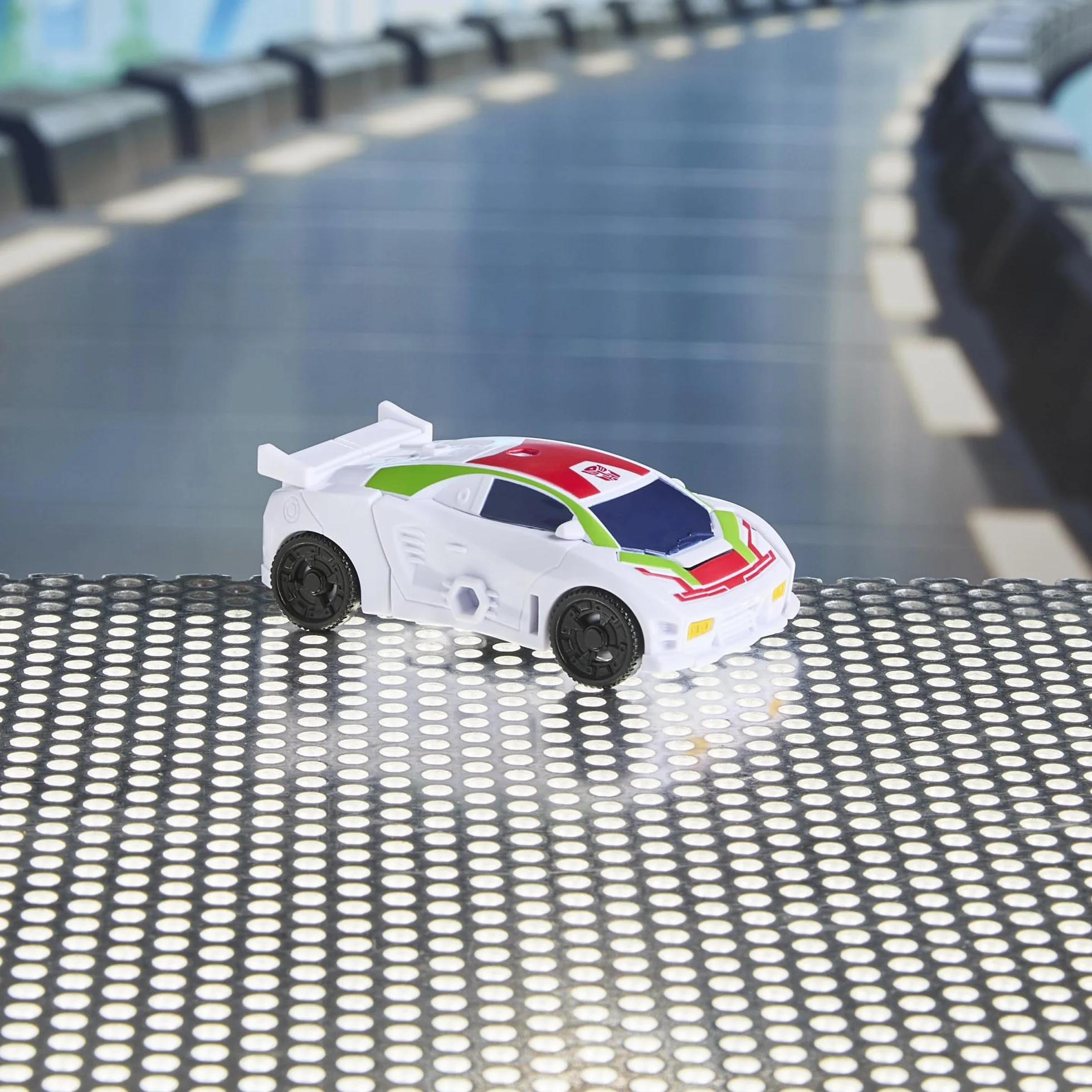 Transformers Hasbro Cyberworld, Wheeljack, Figura de Acción 2 en 1, Coche de Juguete para Niños y Niñas de 6 Años o Más, Color Blanco y Rojo, Diversión y Acción, Coleccionable, Idea Regalo