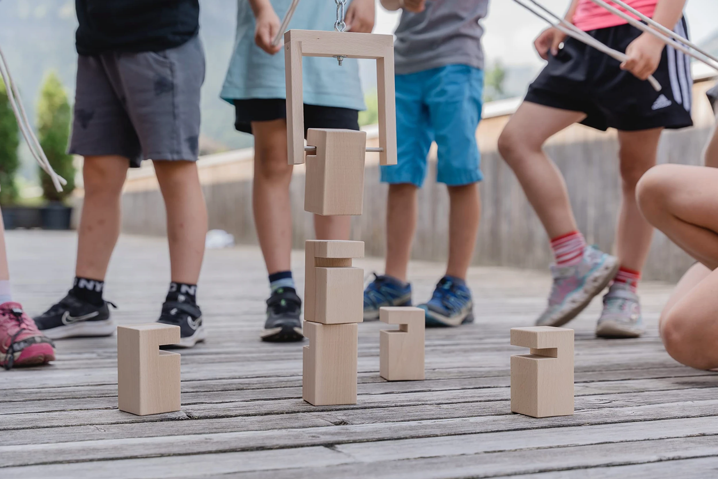 Torre de Froebel Infantil - Juego de Equipo para niños pequeños de 4 a 7 años - El Original de Madera de Haya Local - con Bolsa de Transporte - Multicolor o Natural