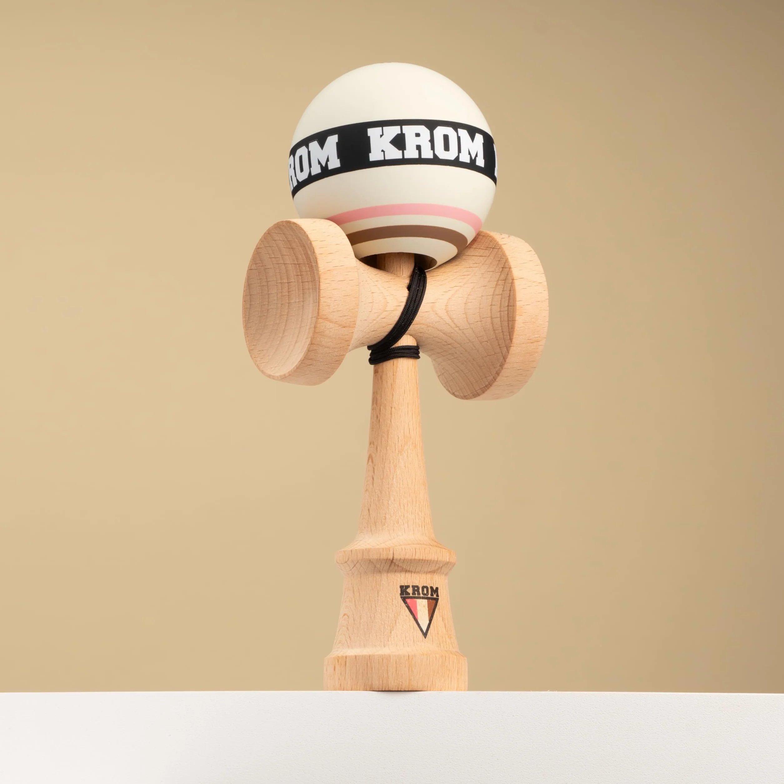 KROM Kendama STROGO Neapolitan Vanilla – Kendama de Madera para Principiantes y Jugadores avanzados – Juego de Habilidad para Uso Interior y Exterior – Juguete de Madera con Cuerda y Bola
