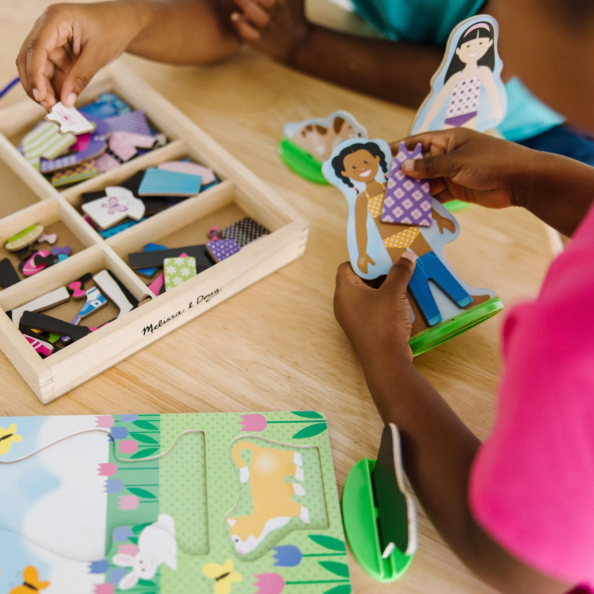 Melissa & Doug Juego de Disfraces magnéticos de Mejores Amigos para Vestir