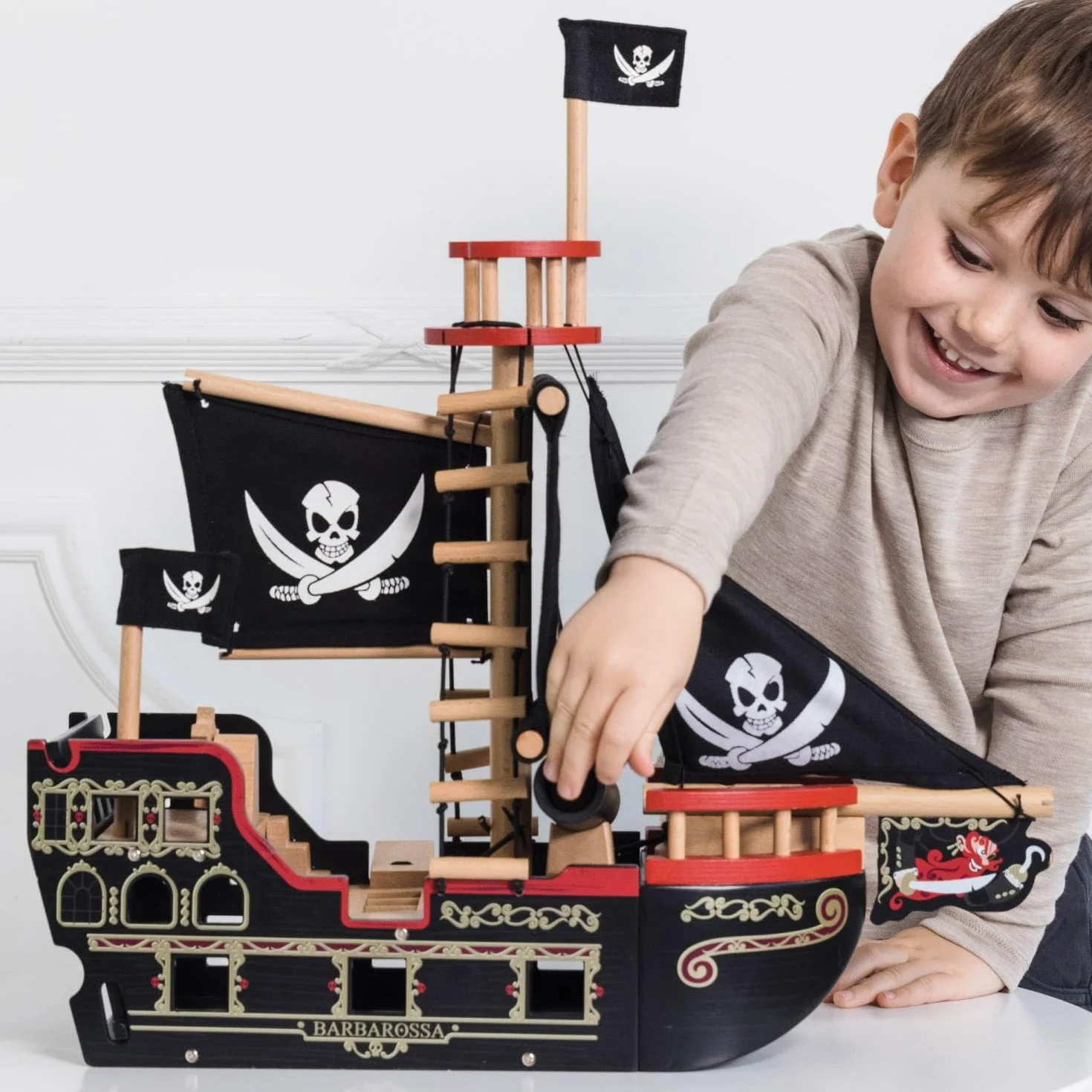 Le Toy Van - TV246 - Juego de Madera Galeón Pirata 3 años, Barco Pirata de Barbarroja, 2 Piratas incluidos, Brilla en la Oscuridad, 48 x 24 x 49 cm, Juegos ecológicos Montessori