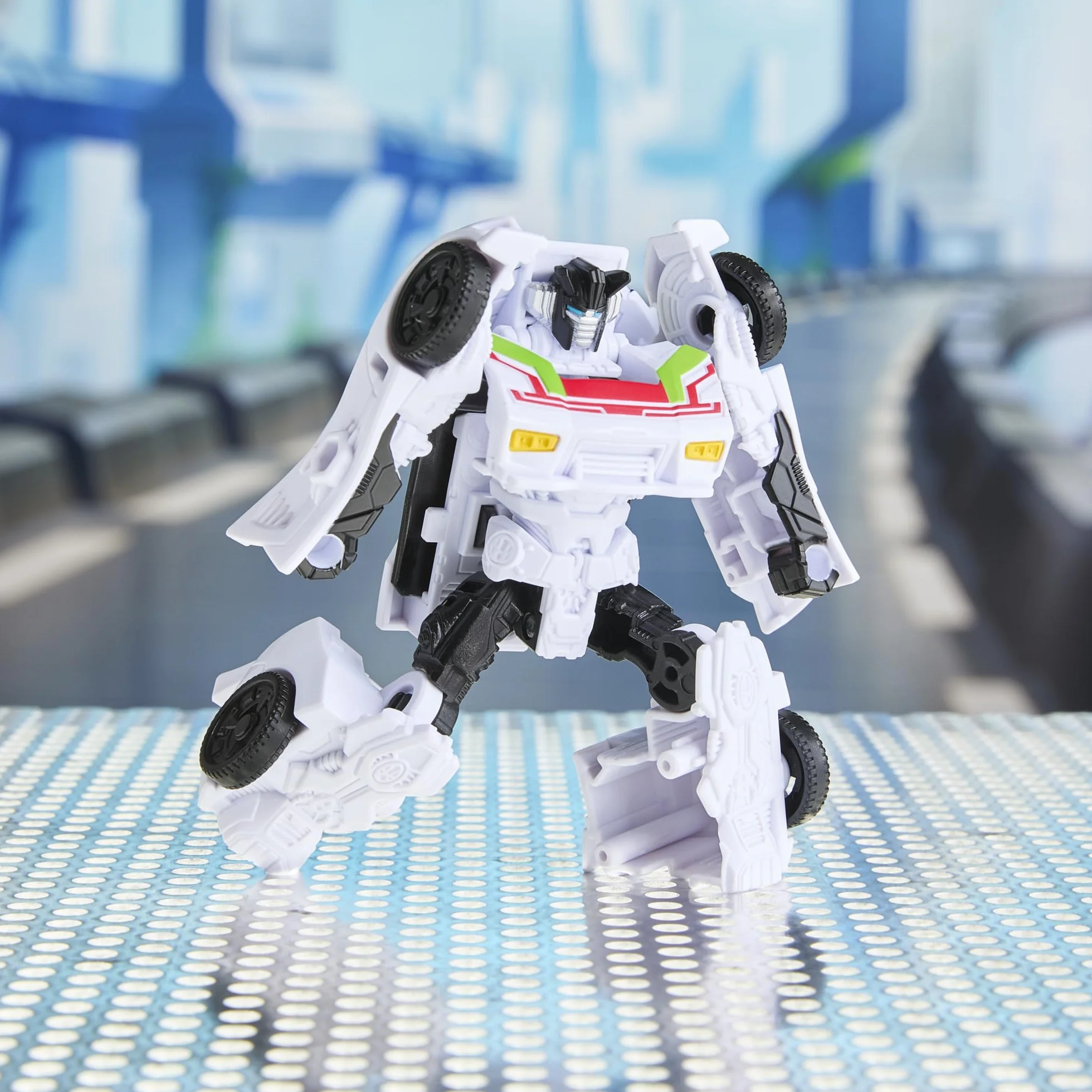 Transformers Hasbro Cyberworld, Wheeljack, Figura de Acción 2 en 1, Coche de Juguete para Niños y Niñas de 6 Años o Más, Color Blanco y Rojo, Diversión y Acción, Coleccionable, Idea Regalo