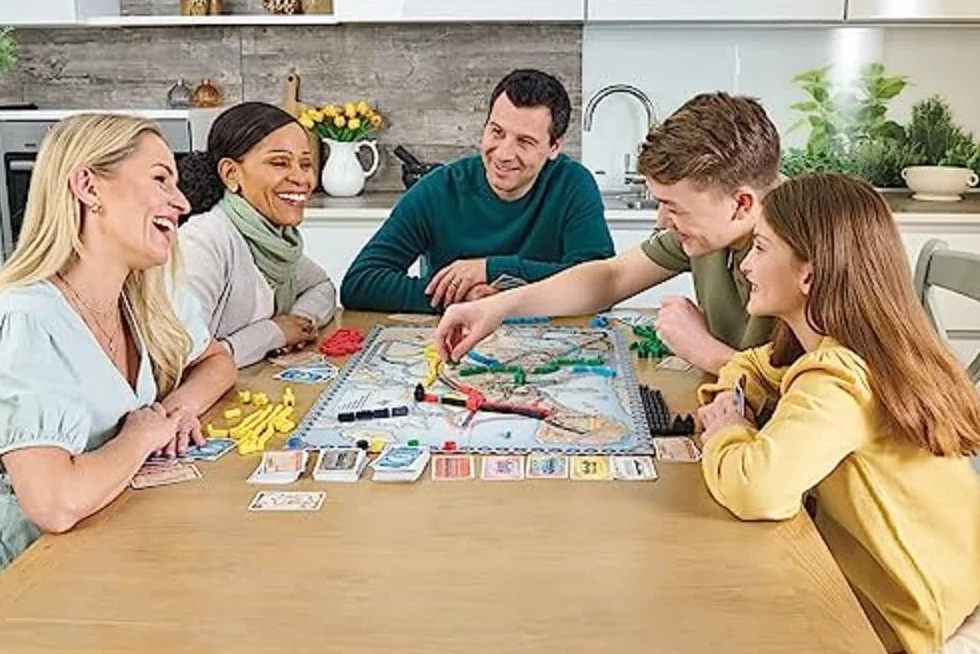 Asmodee ¡Aventureros al Tren! Europa Juego de Mesa, Embárcate en una Aventura ferroviaria por Toda Europa, A Partir de 8 Años, De 2 a 5 Jugadores, De 30 a 60 Minutos por Partida, Español