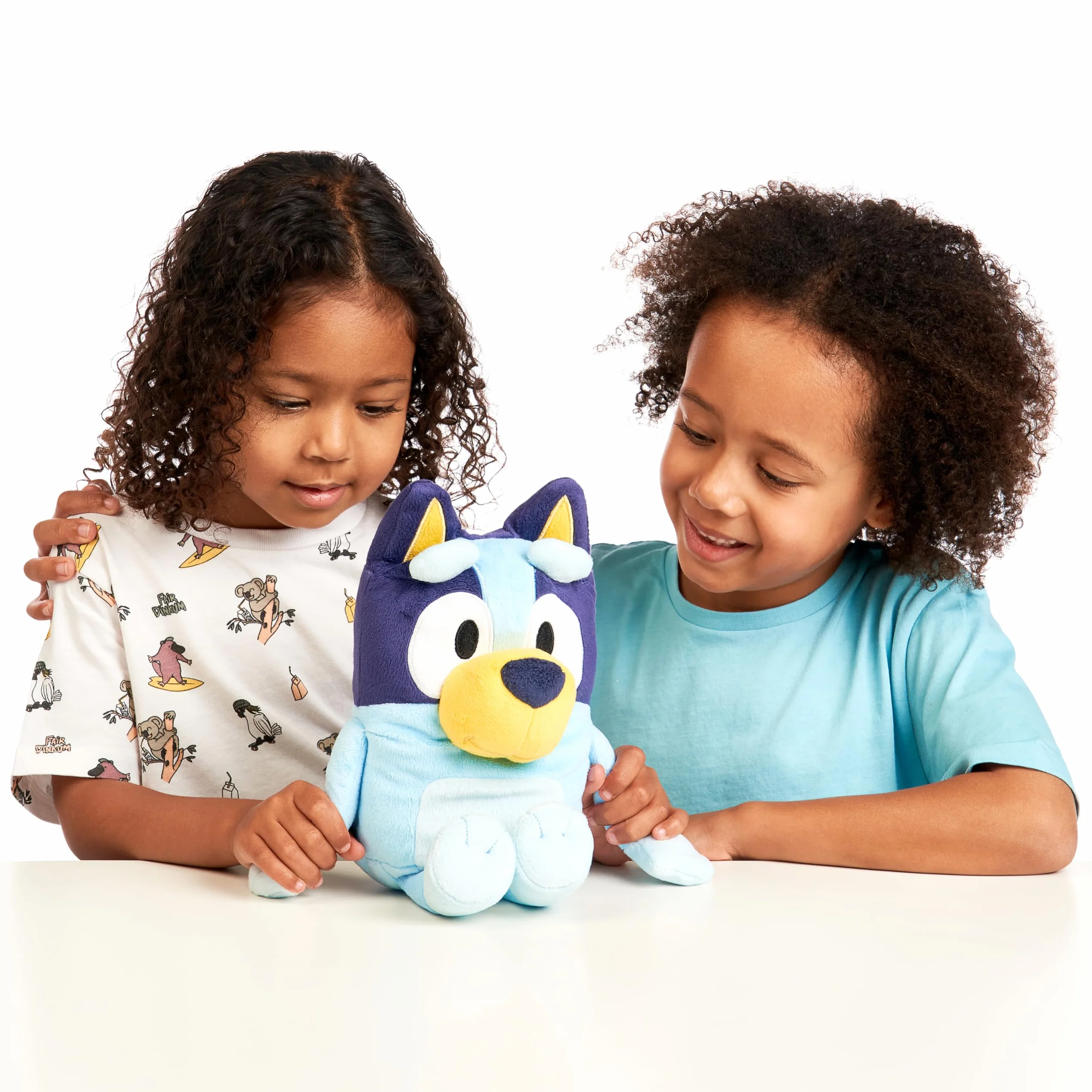 Bluey parlante de 33 cm, Peluche multilingüe parlante con 9 Frases y la canción de la Serie, Habla en 3 Idiomas Diferentes