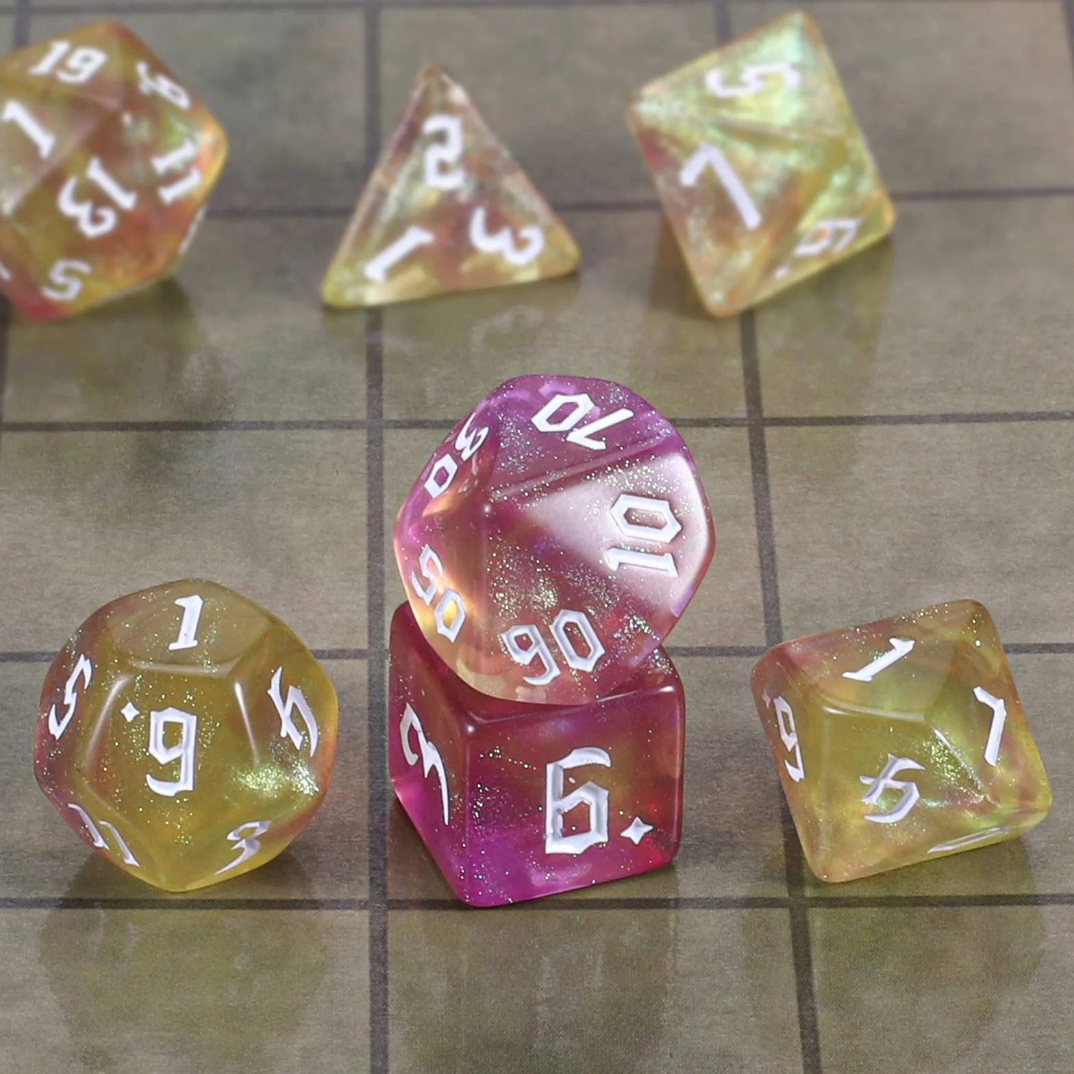 QMAY Juego de dados DND Dados Poliédricos - 7 piezas para Dungeon y Dragons MTG RPG D&D D20, D12, D10, D%, D8, D6, D4 (amarillo mezclado con púrpura + brillo)