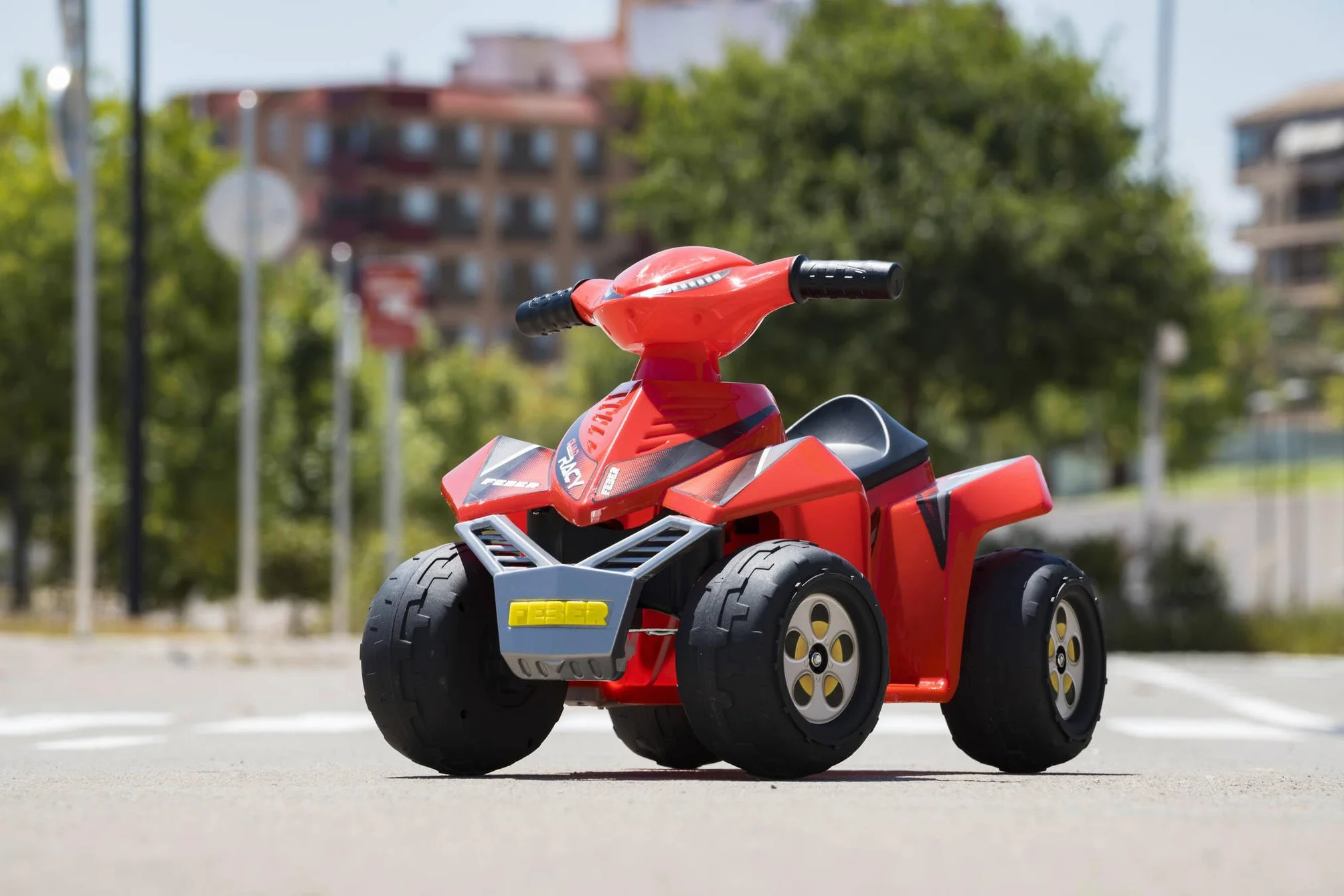 FEBER Quad Racy 6V Coche eléctrico niños 18 Meses 3 años Acelerador Ruedas Grandes 40 min batería Cargador Incluido