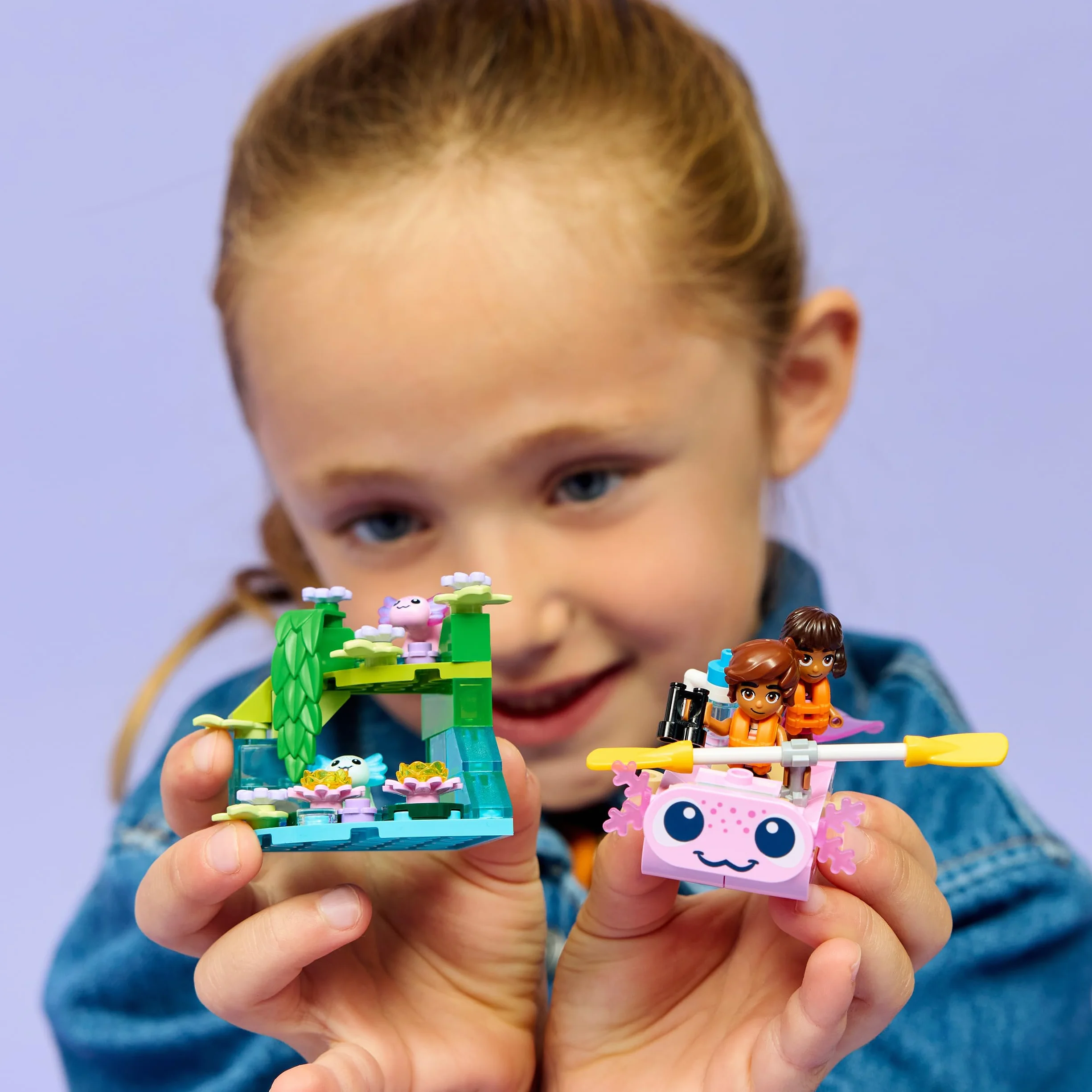 LEGO Friends Aventuras en el Barco-Ajolote de Juguete - 2 Mini Muñecos, 2 Figuras de Animales Adorables, Plantas, Flores y Accesorios - Regalo de Cumpleaños para Niñas de 5+ Años - 42681
