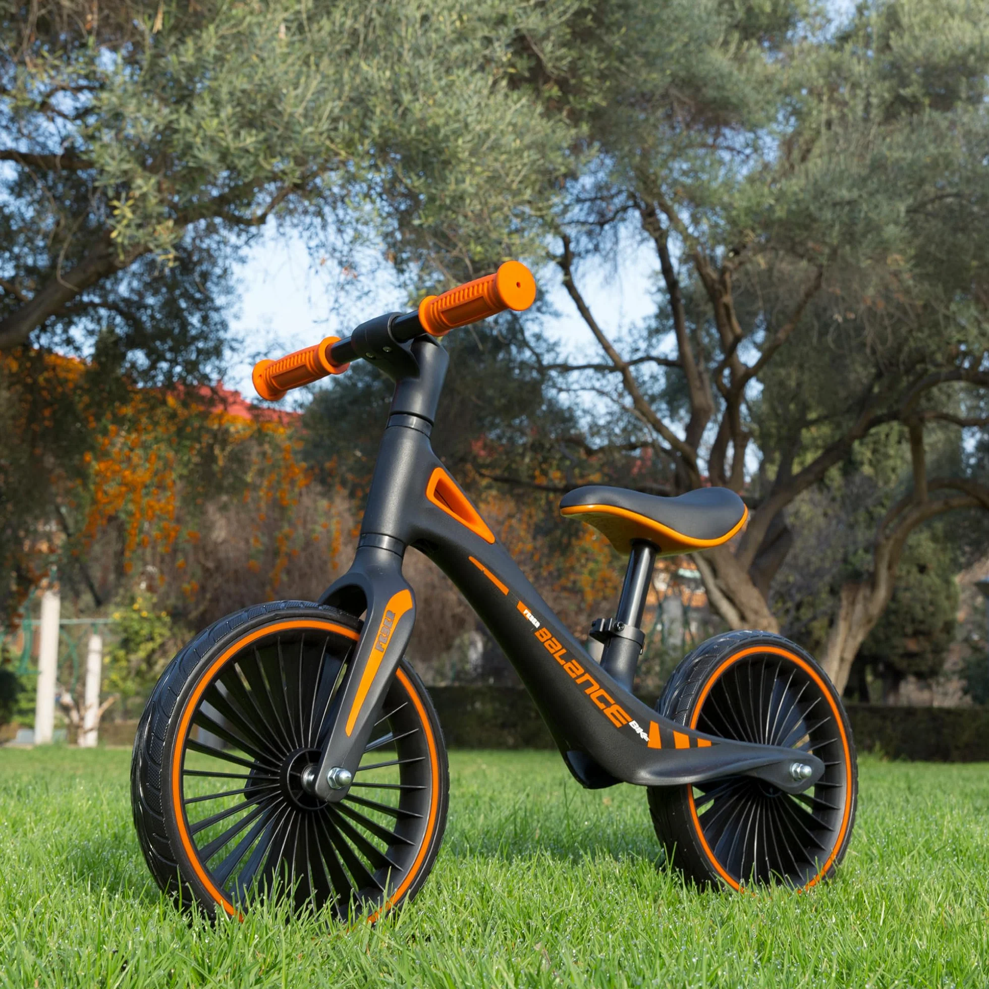 FEBER - Balance Bike, Bicicleta sin Pedales Deportiva, Estructura Ultraligera, Potencia la Coordinación y el Equilibrio, Empuñaduras de Goma con Sillín Ergonómico Ajustable, +2 años, Famosa (FED42000)