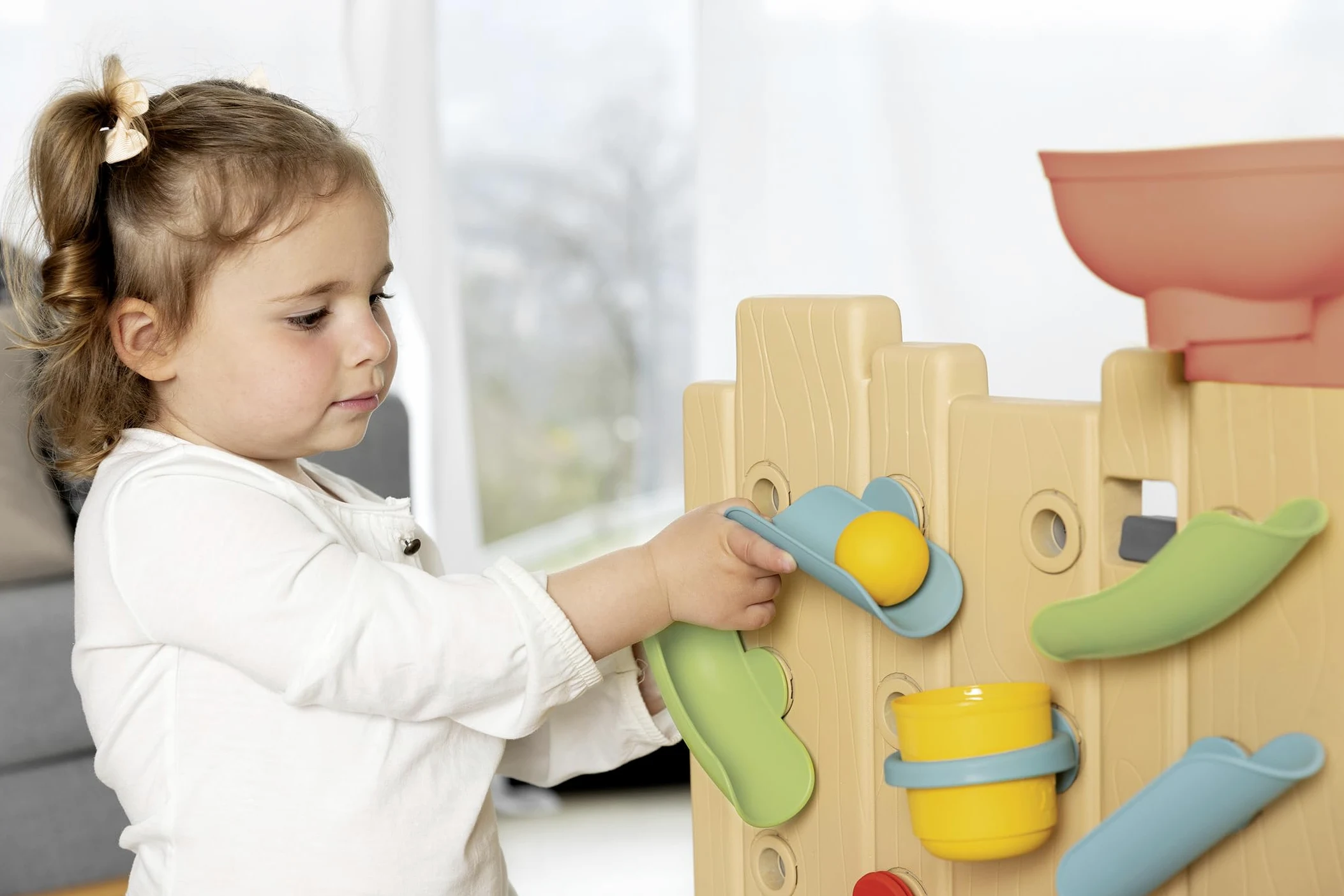 Smoby Life Muro de Actividades - Doble Cara con 6 Juegos y 29 Accesorios, 84% Material Reciclado y Protección UV, para Interior y Exterior, A Partir de 2 Años (7600840301)