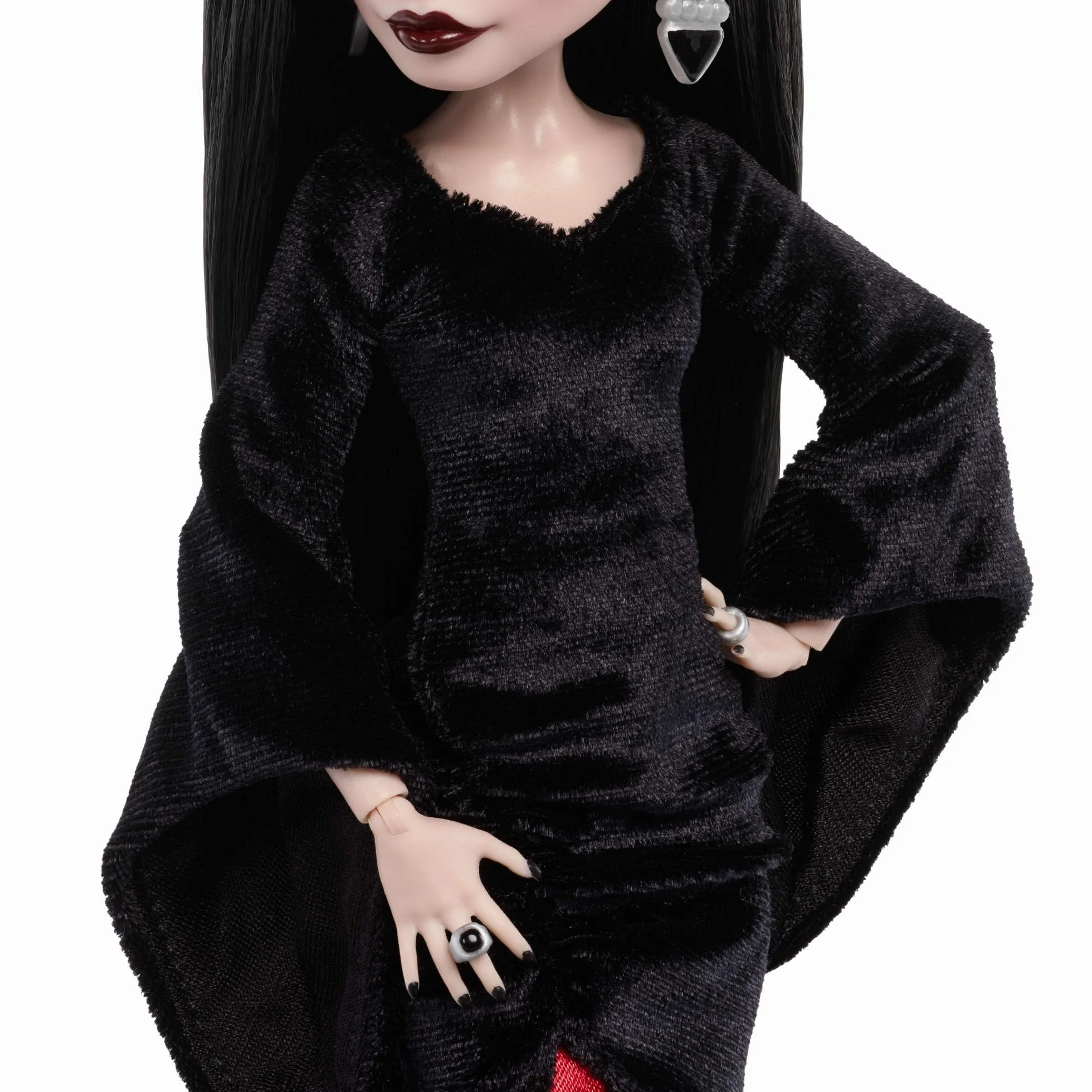 Monster High x Miércoles Muñeca Coleccionable de Morticia Addams con Vestido de Terciopelo Negro y carmesí con Joyas, Tacones inspirados en la Serie y Soporte para la muñeca, JLK99
