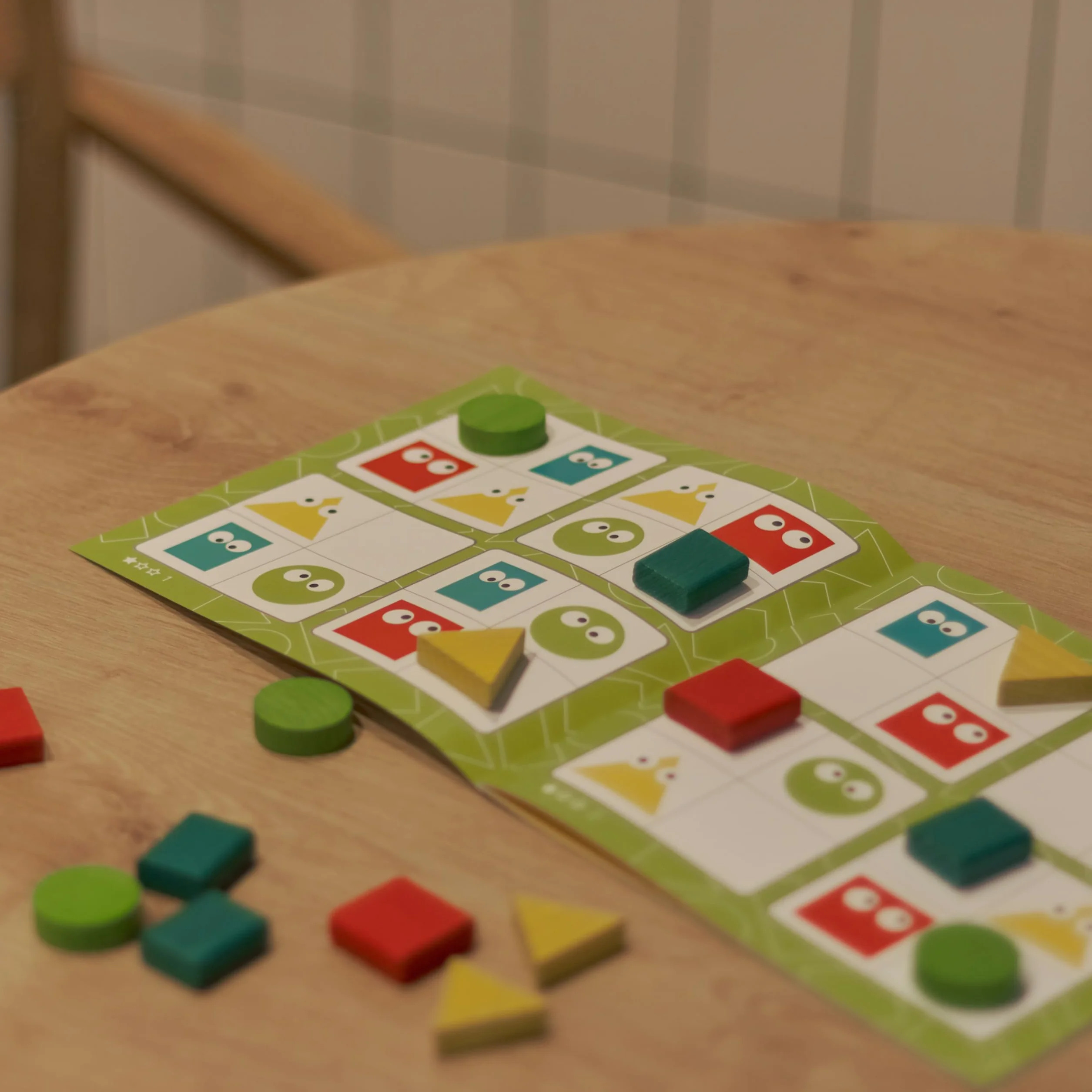 Sudoku Geométrico de Madera – Juguete Educativo 16 Piezas 20 Tareas – Estimula Lógica y Motricidad Fina – Desde 3 Años