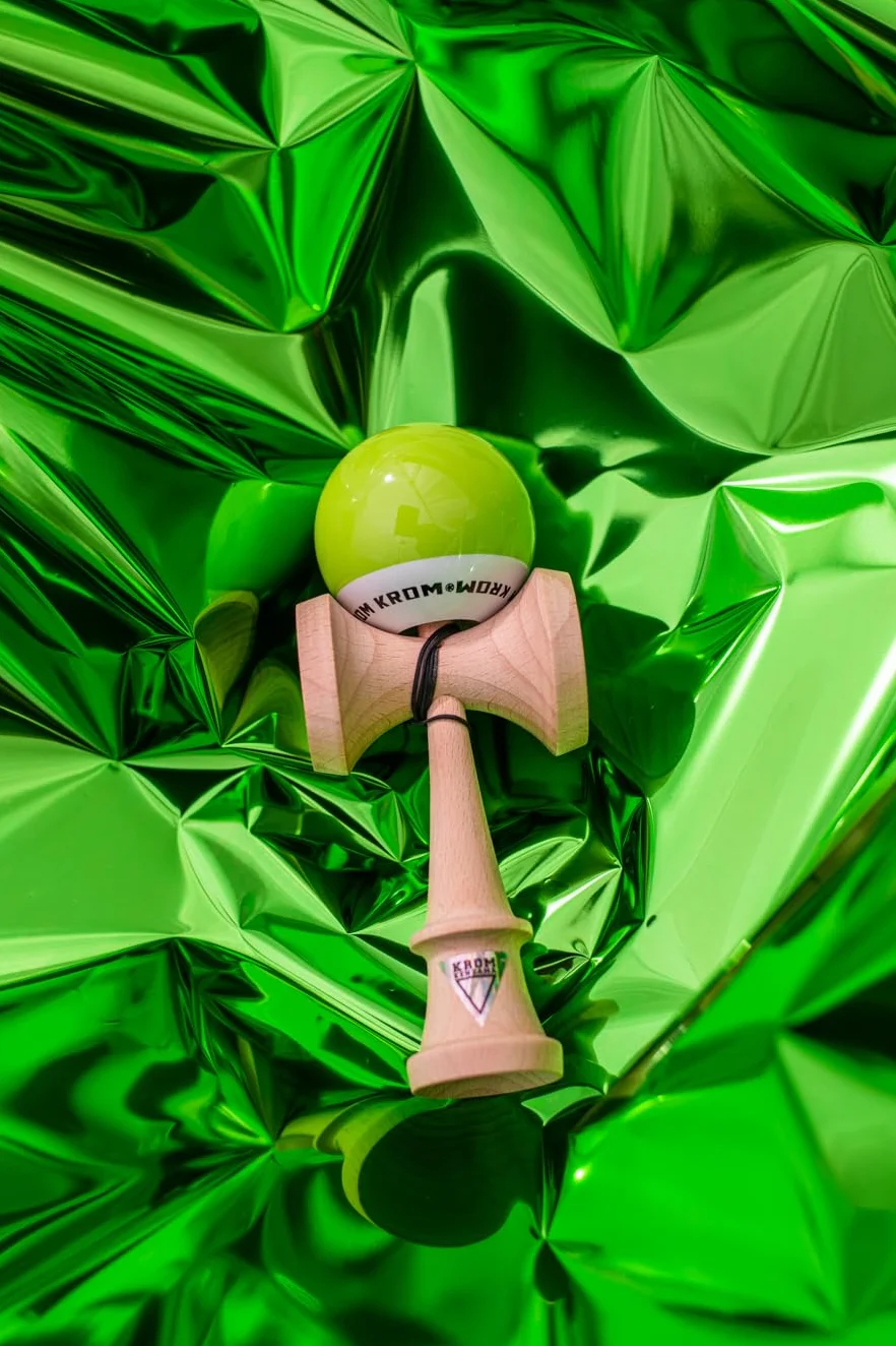 KROM Kendama Original de Madera para Principiantes y avanzados - Pop LOL Verde Claro - Juego de Habilidad para Exteriores e Interiores - Juguete de Madera con Cuerda y Pelota