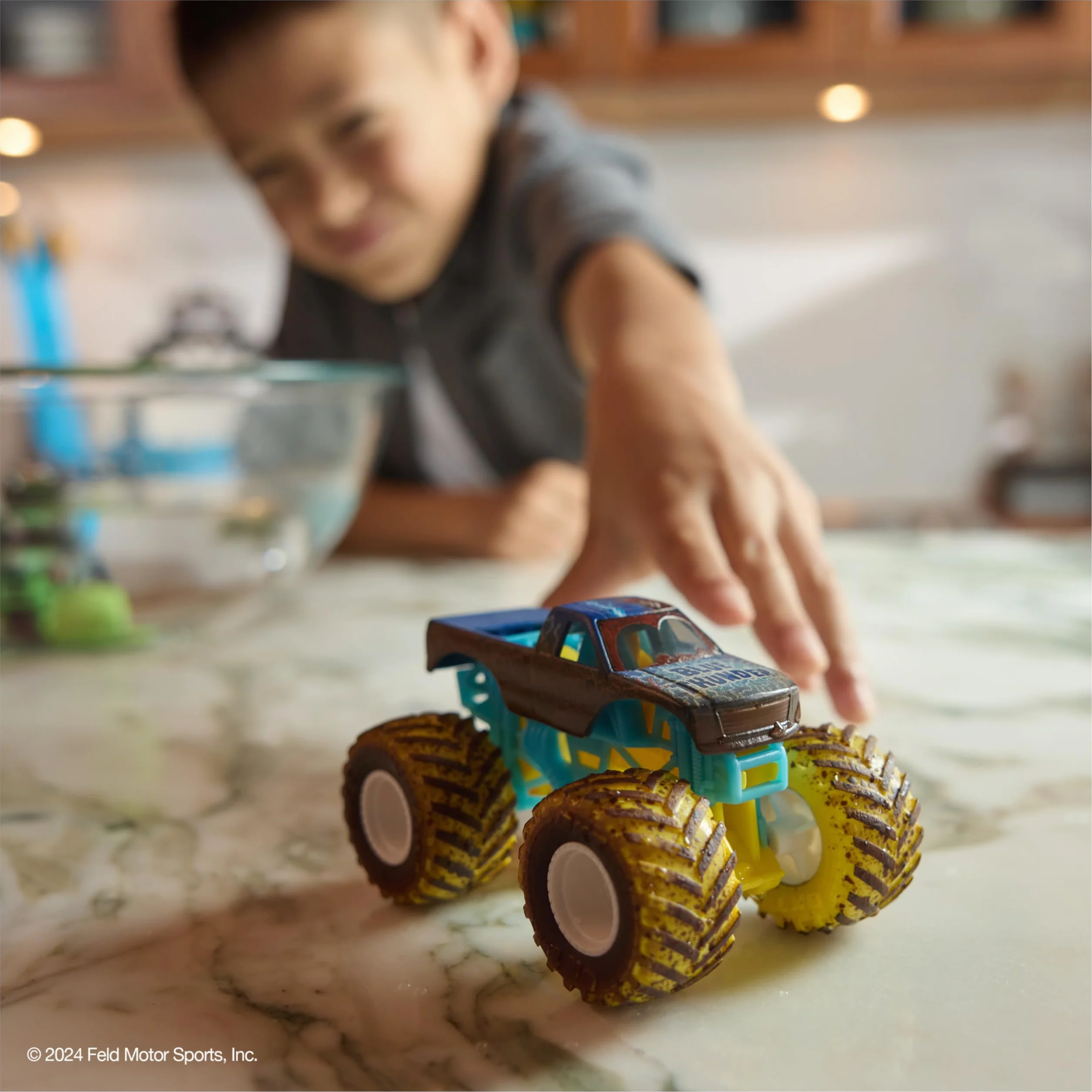 Monster Jam - Coche Monster Truck MUD Blasters DE Metal Escala 1:64, Cambia DE Color - Modelo Aleatorio - Camiones de Juguetes para Niños - Juguetes Niños 3 años +