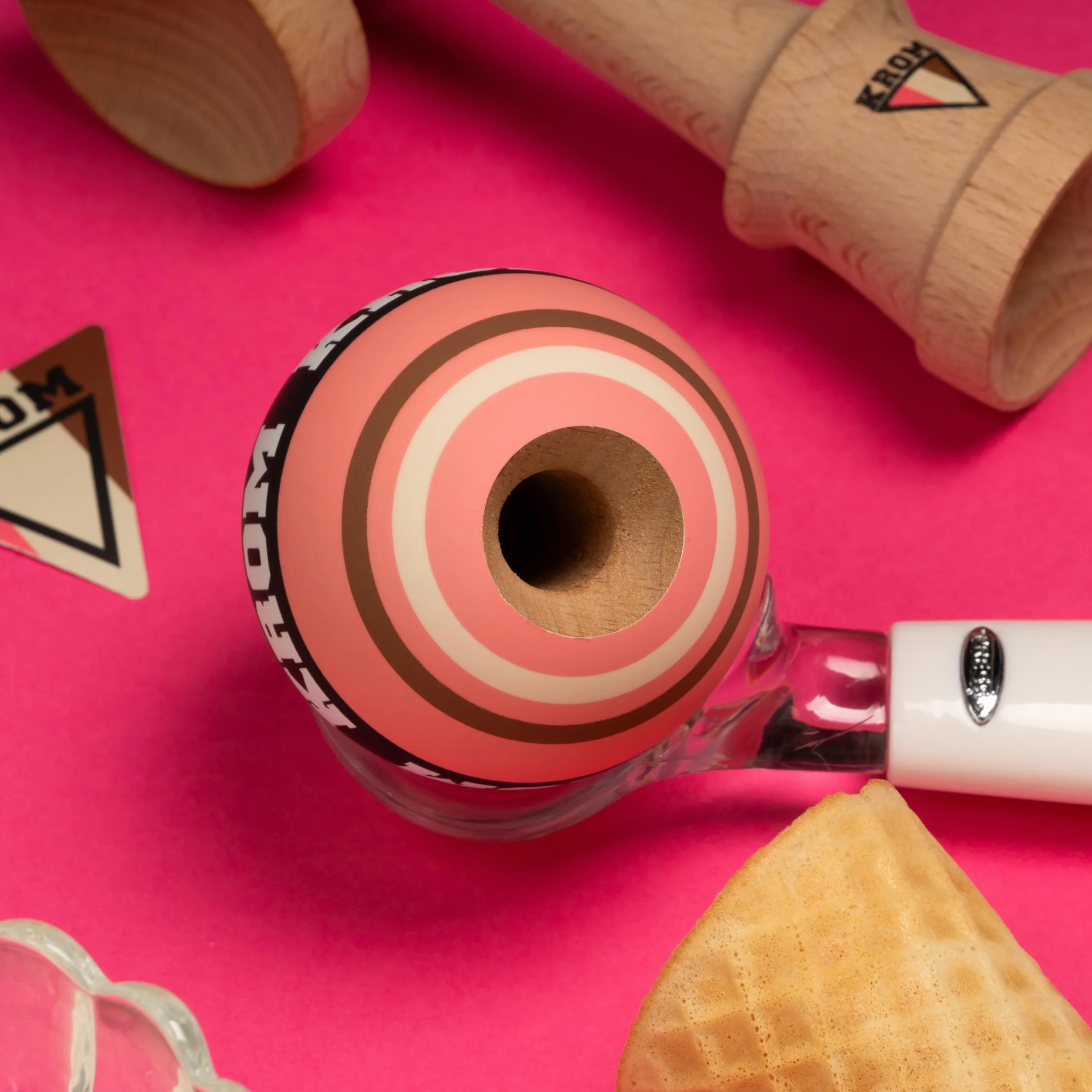 KROM Kendama STROGO Neapolitan Strawberry – Kendama de Madera para Principiantes y Jugadores avanzados – Juego de Habilidad para Uso Interior y Exterior – Juguete de Madera con Cuerda y Bola