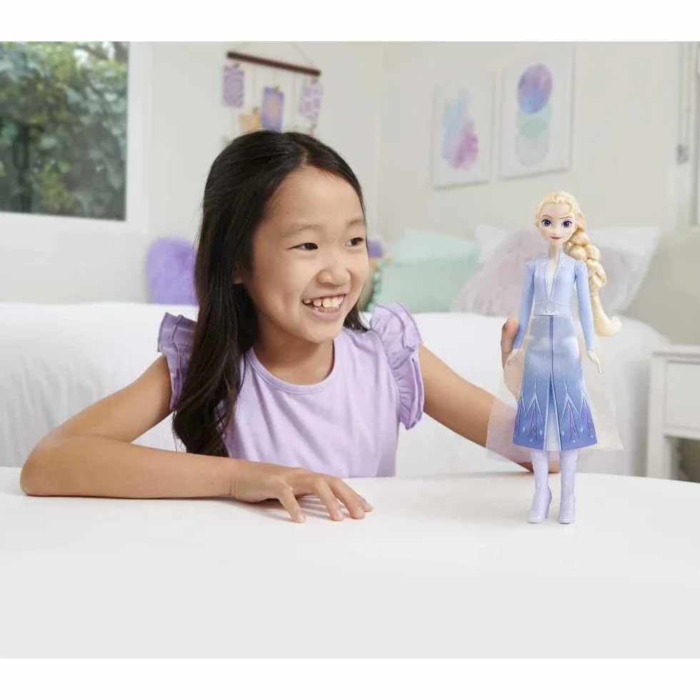 Mattel Disney Frozen 2 Elsa viajera Muñeca con look de viaje, juguete +3 años (HLW48)