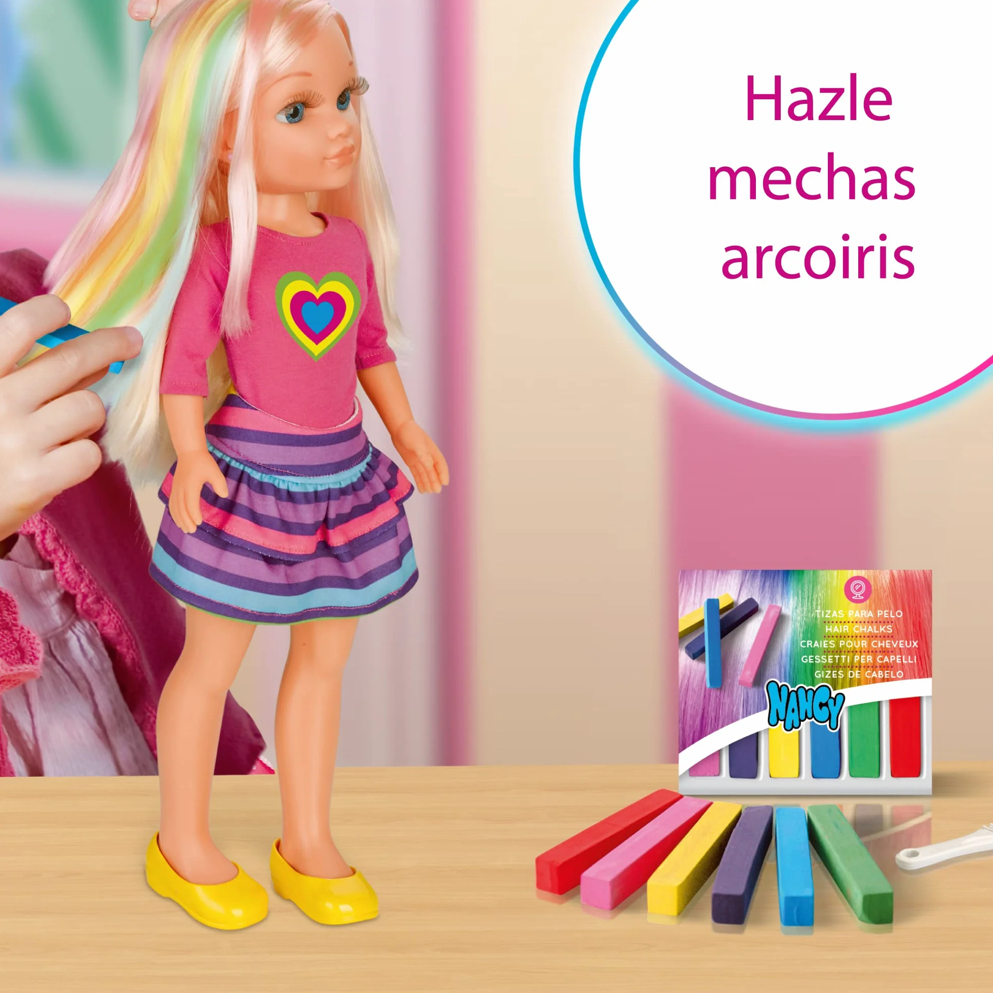 Nancy - Un día Haciendo mechas, Muñeca Rubia con Pelo Largo para Hacer Mechas y Peinados Creativos con Tizas de Colores, Accesorios Incluidos, Regalo para Niños y Niñas + 3 años, Famosa (700013865)