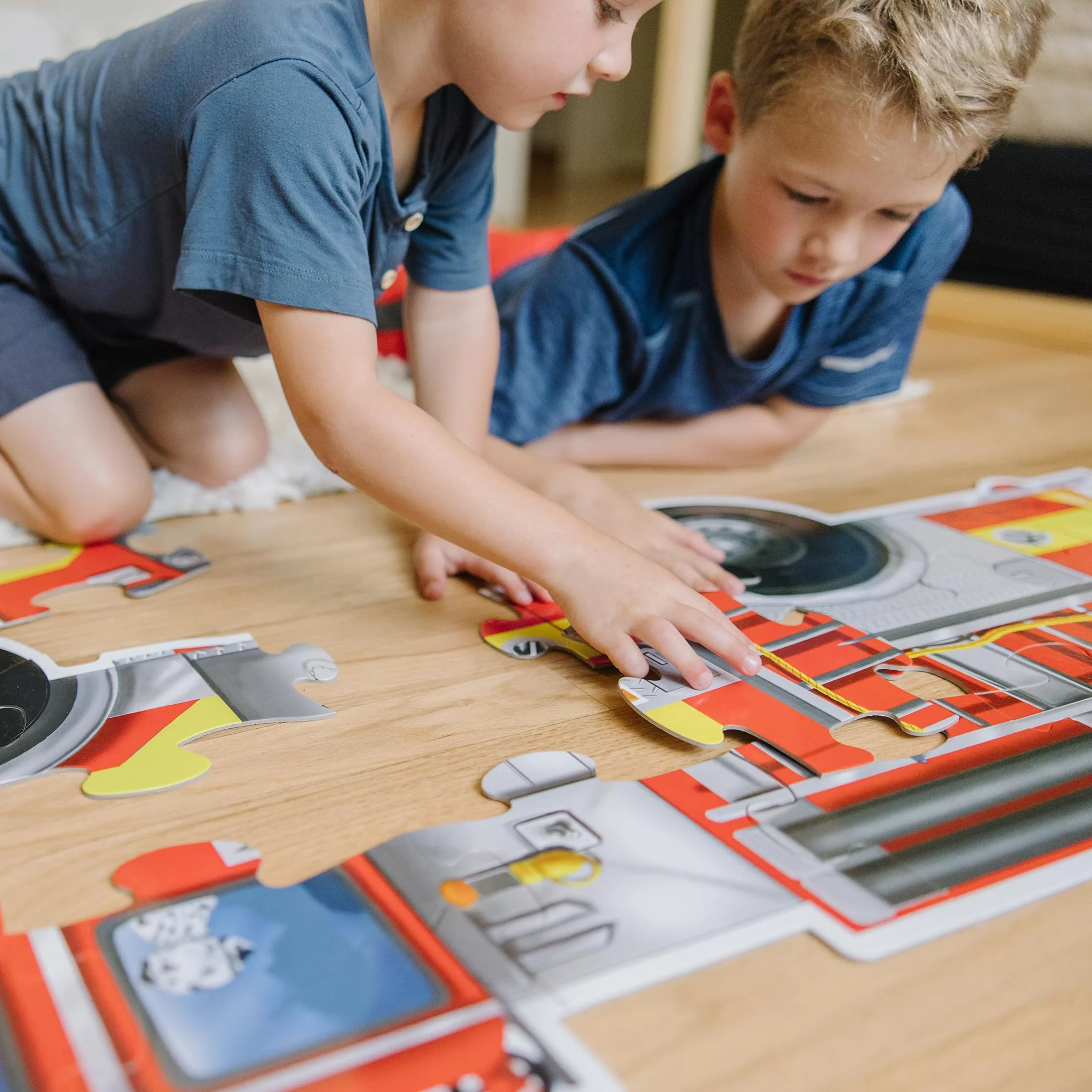 Melissa & Doug - Puzzle de Suelo de Camión de Bomberos Gigante (Superficie fácil de Limpiar, fomenta la coordinación visomotriz, 24 Piezas, 121,92 cm de Largo x 45,72 cm de Ancho)