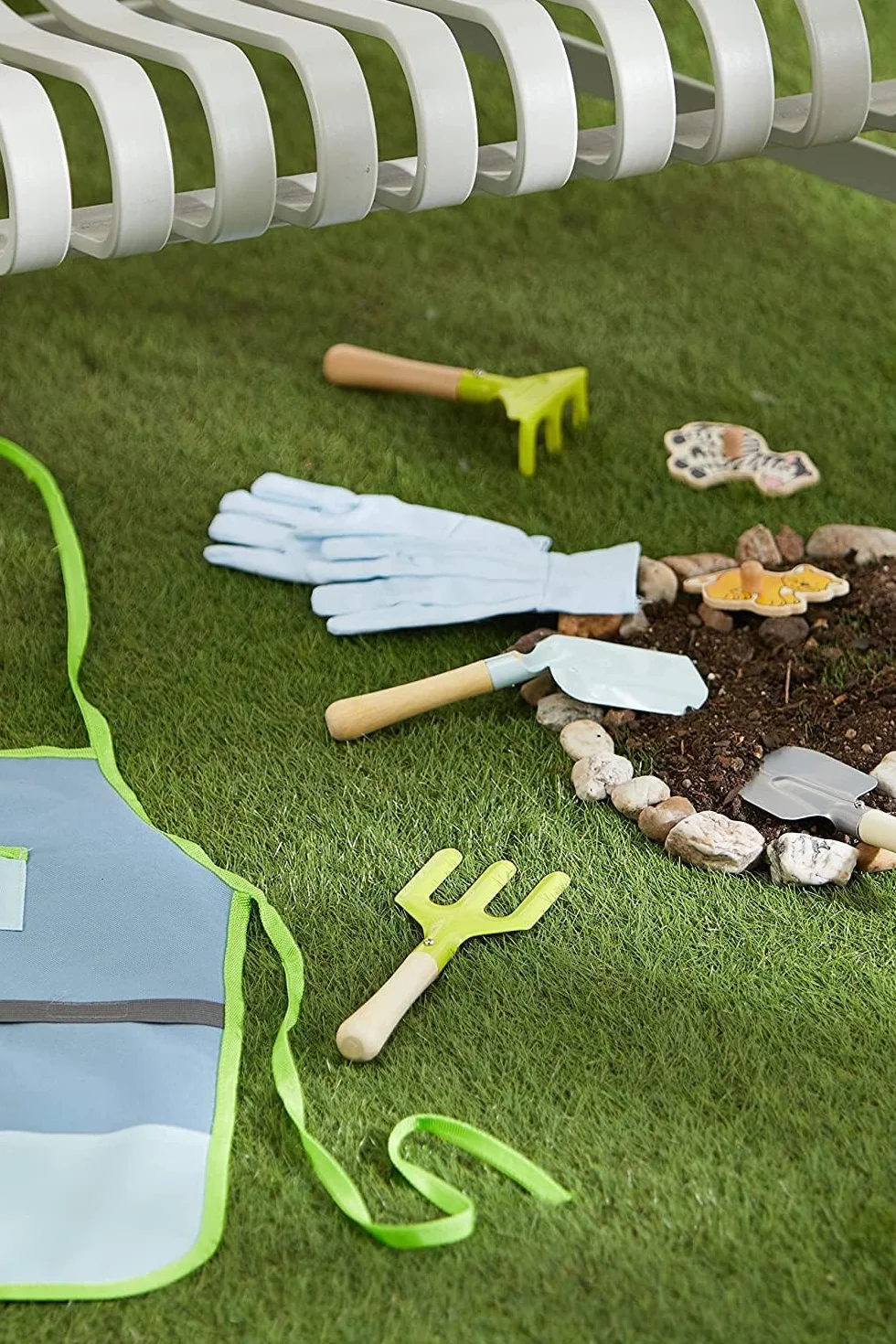 11881 Delantal con Herramientas de jardín, Small Foot, de Madera y Metal, Incl. Guantes para niños a Partir 3 años