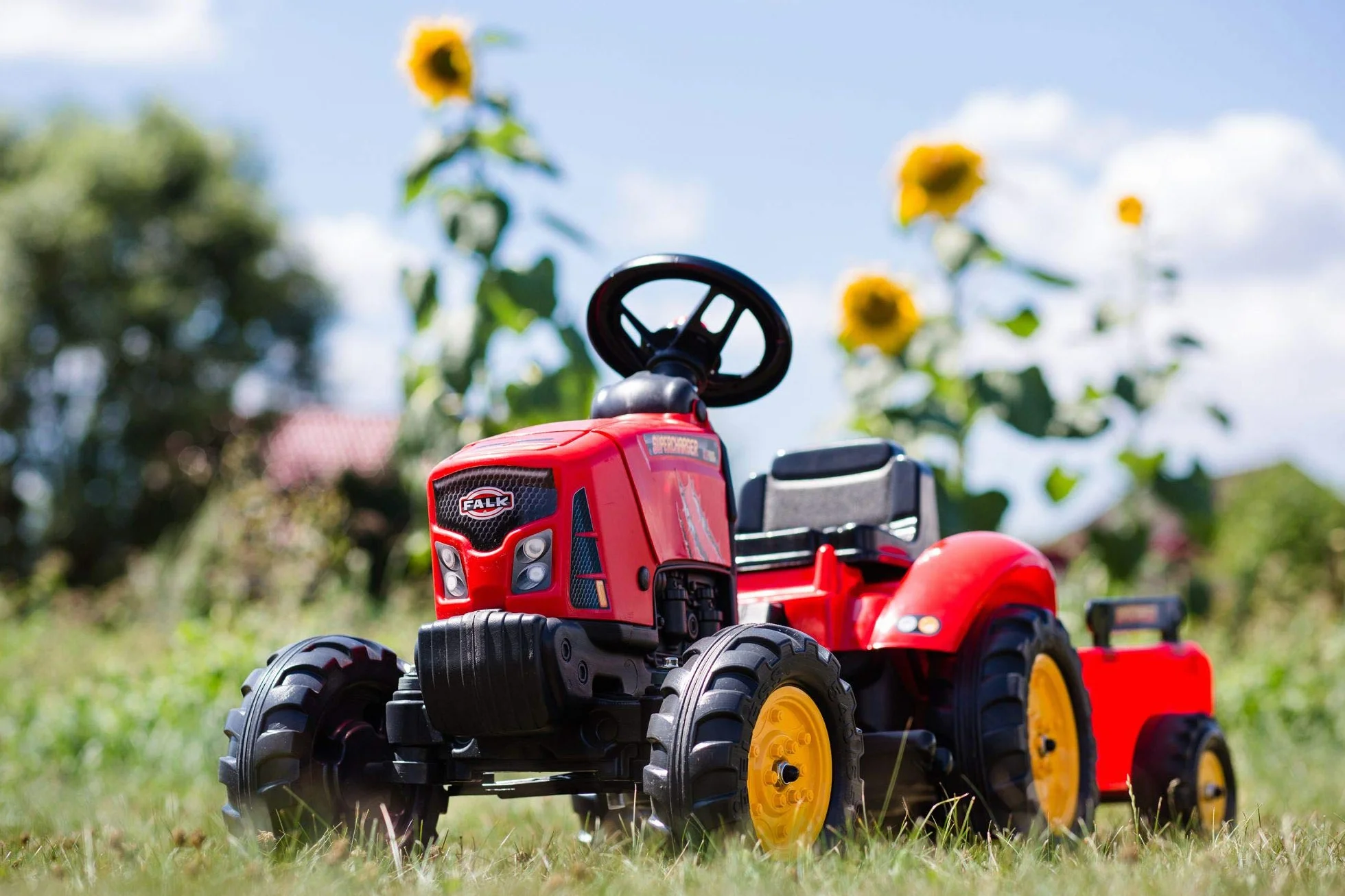 Falk - Tractor de Pedales sobrealimentador con Remolque - A Partir de 2 años - Fabricado en Francia - Capó abatible - Volante direccional con bocina - 2030AB