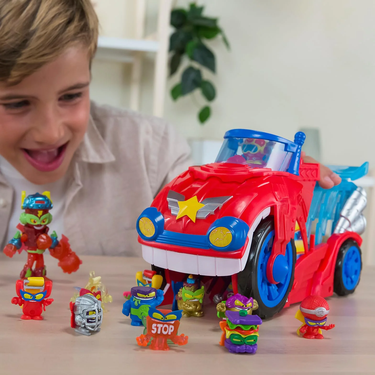 SuperThings Kazoom Power Bite Attack Vehículo Doc Vroom con Cárcel Extraíble
