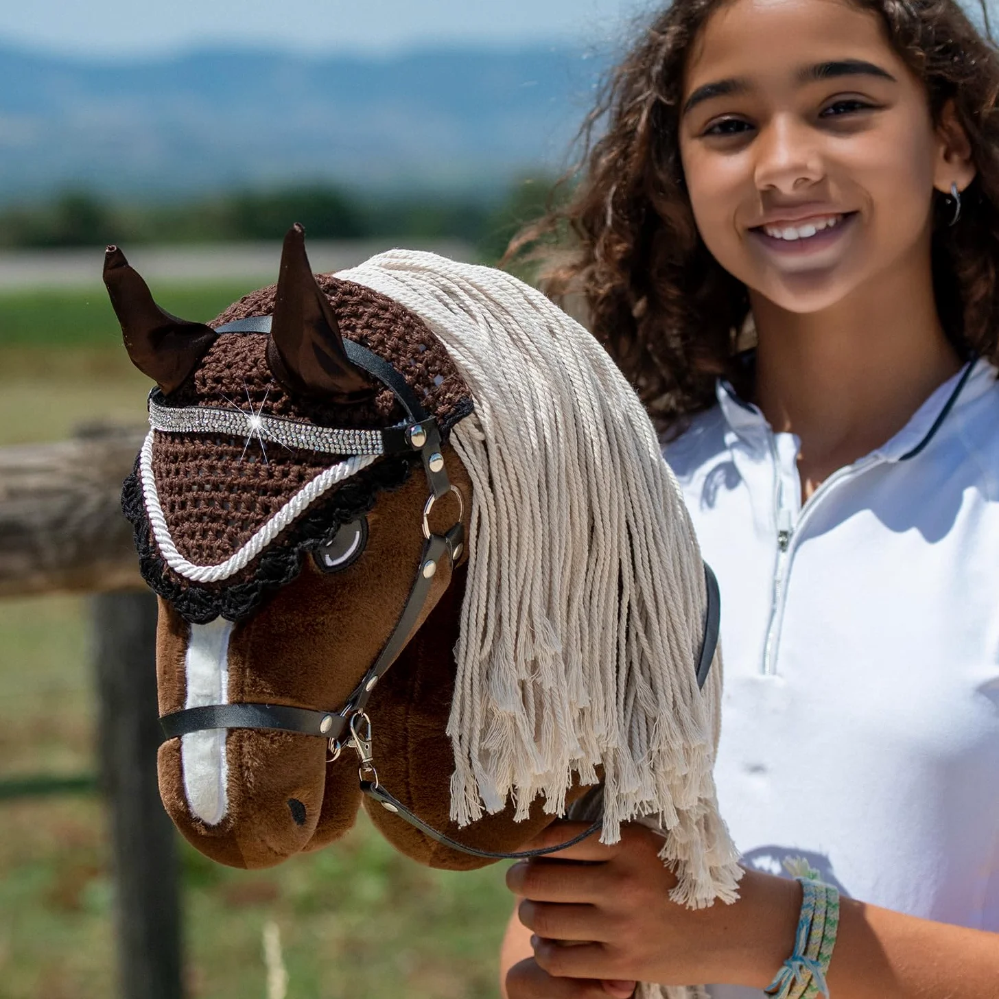 Hobby Horse A3 Sunny Dream - Caballo Alezan Oscuro con crins lavados - Red completa con frontal brillante - Flot Satén Blanco y Marrón Oferta - Juguete ecuestre para niños y adolescentes