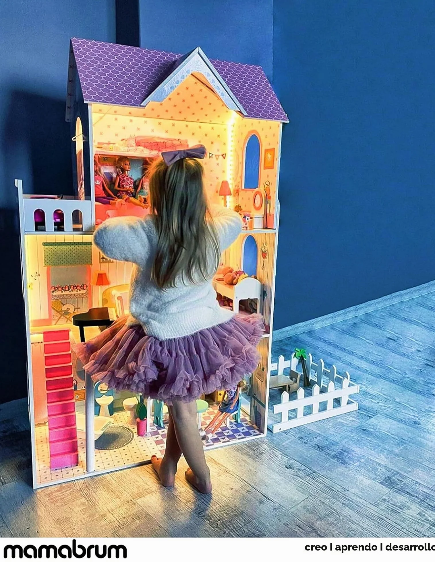 Mamabrum Casa de Muñecas de Madera XXL con LED – Casita de Muñecas de 3 Pisos con Muebles, Jardín y Accesorios – Casa de Barbie de Madera Educativa para Niñas +3 Años