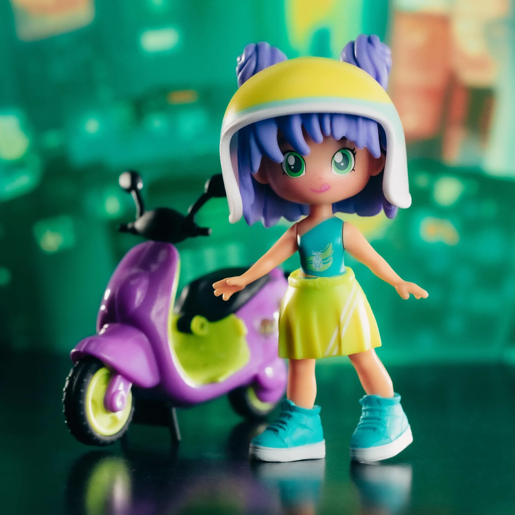Pinypon Top Moto Girl, Figura Articulada de Brazos y Piernas, Set de Chica Top con su Moto, Incluyen Casco y Gafas, Ropa y Zapatos Intercambiables, Doble Cara y Decoración, +4 años, Famosa (PNN03000)