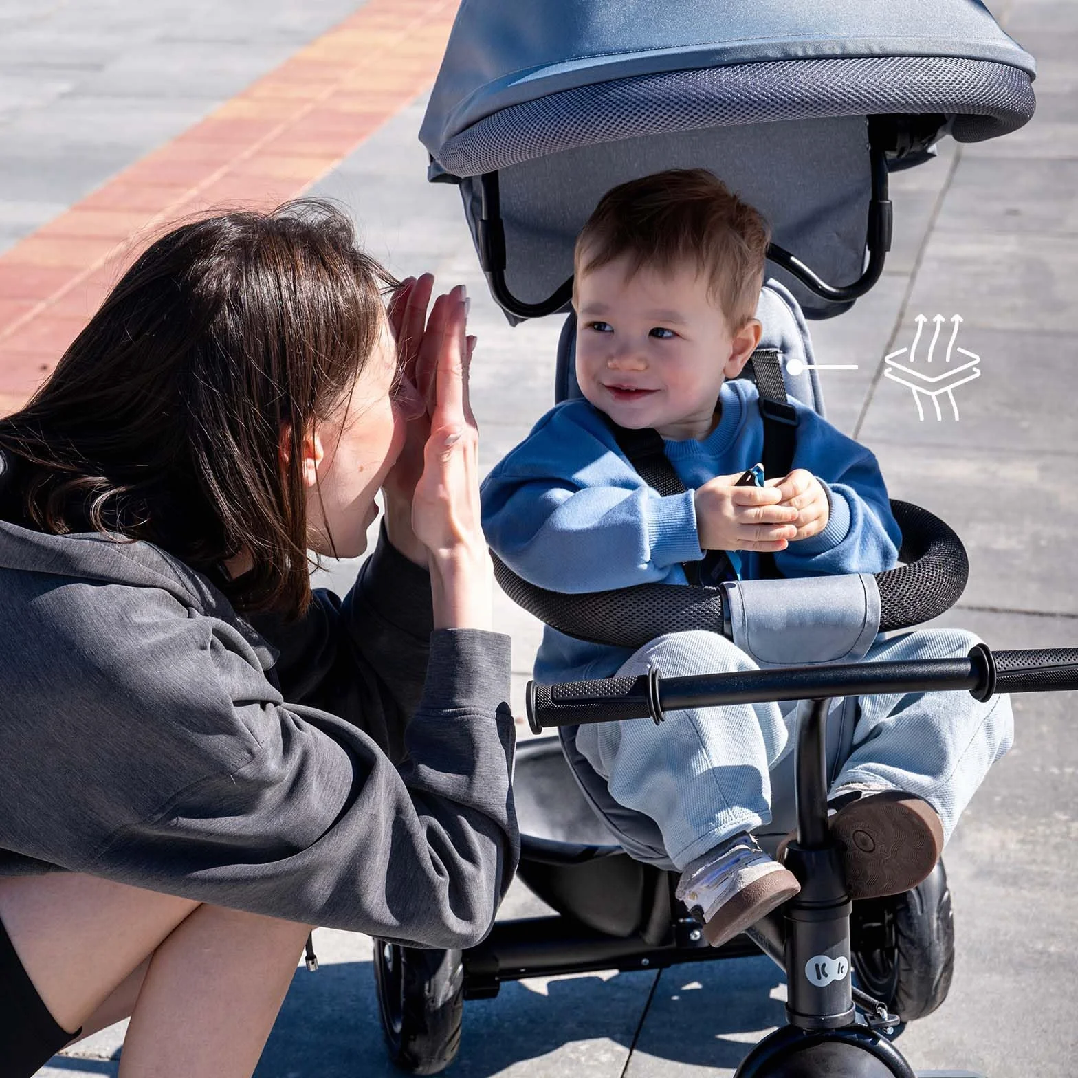 Kinderkraft Freeway 2, Triciclo Evolutivo para Bebé, Asiento Giratorio 360°, Pedales Libres, Arnés de 3 Puntos, Freno Central, 9 Meses a 5 Años, Rosa