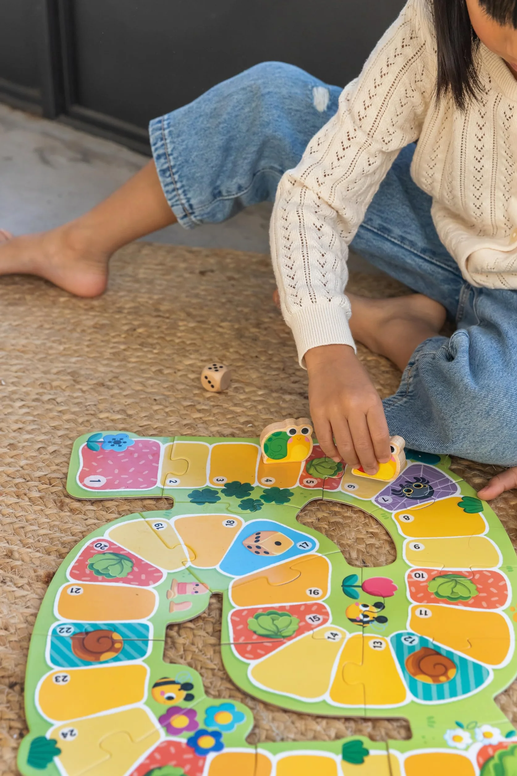Goula Snail Race – Carrera de Caracoles, Juego de Mesa para Niños a Partir de 3 Años – Cooperativo o Competitivo con Figuras de Madera y Dado – Aprendizaje de Números y Estrategia para Niñas y Niños