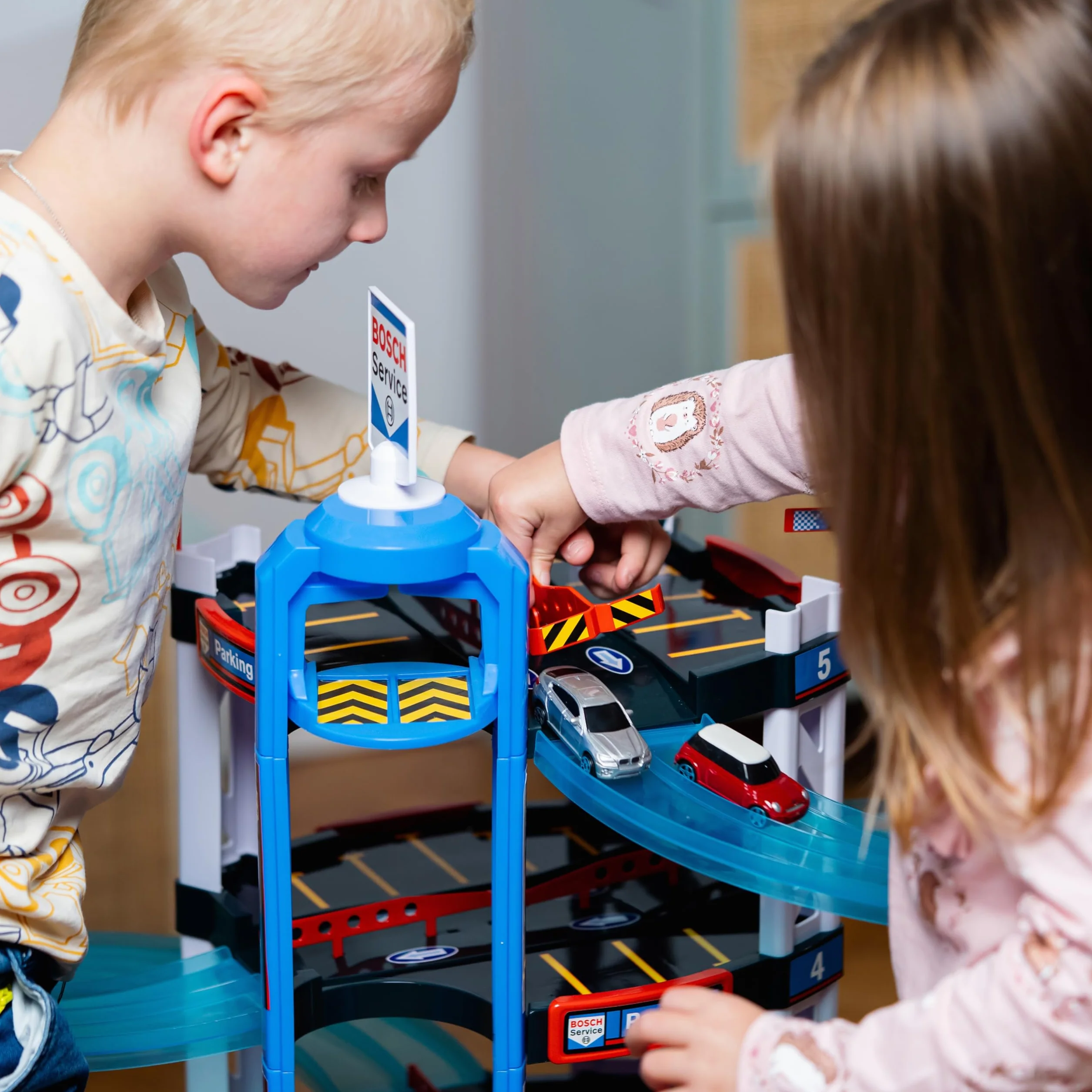 Theo Klein 2813 Aparcamiento Bosch Car Service, con 5 Plantas, Doble rampa de Salida, 2 Coches de Carreras, Ascensor y Mucho más, Medidas 55 cm x 55 cm x 85 cm, Juguete para niños a Partir de 3 años