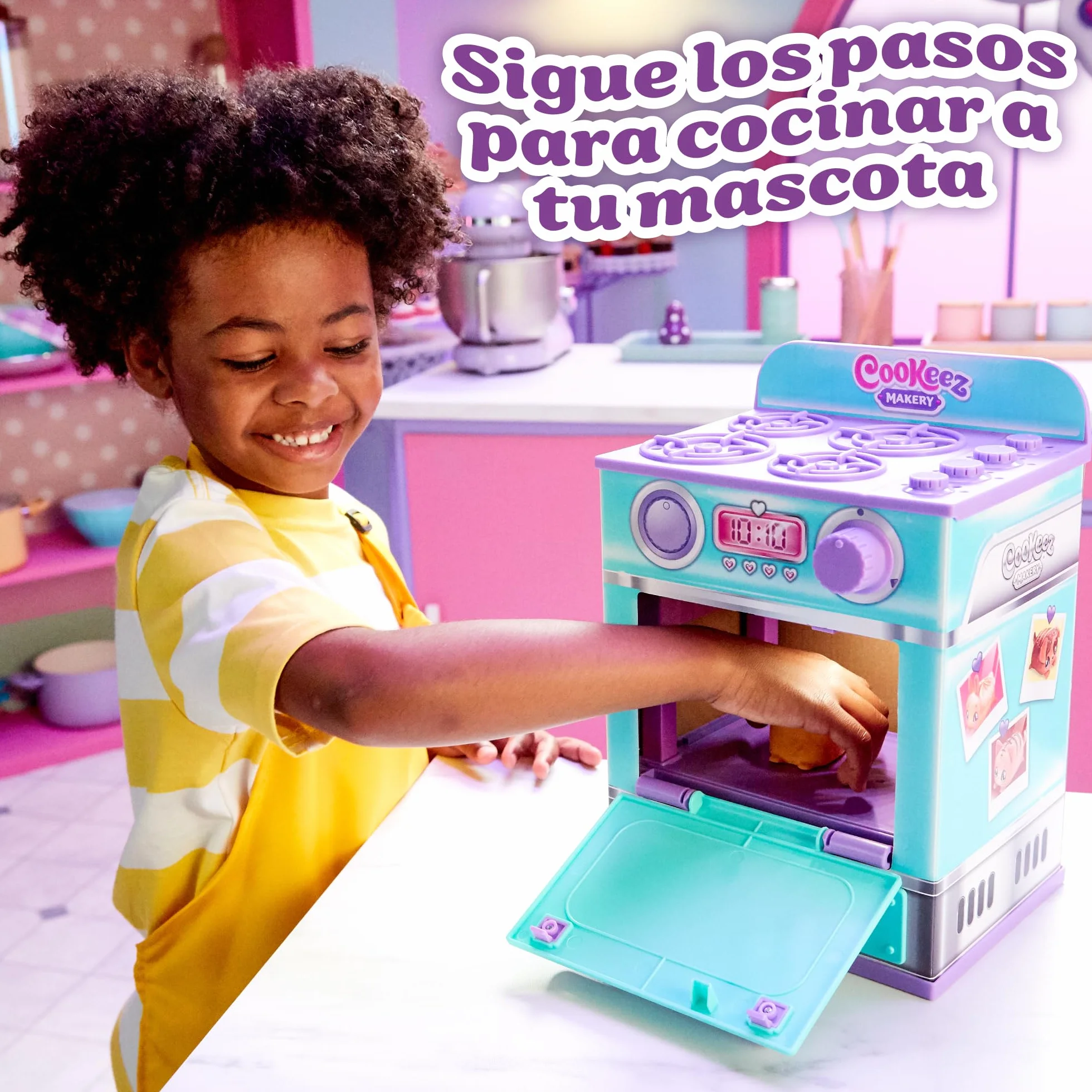 Cookeez Makery - Horno Mágico, juguete infantil interactivo, con ingredientes para crear tu mascota de peluche, tiene sonidos y olor dulce, niños y niñas +5 años, modelo aleatorio, Famosa (CKE00000)