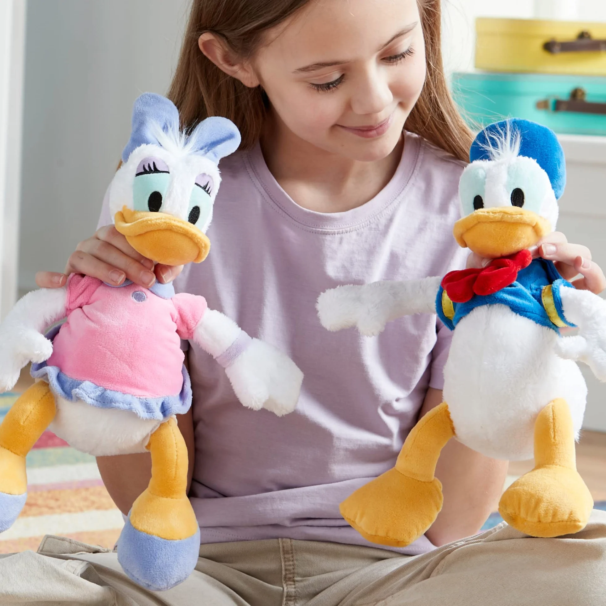 Disney Store Peluche pequeño de Daisy, Altura: 30 cm, Peluche con un Acabado de Tacto Suave y Detalles Bordados, Barriga blandita rellena de Perlas de poliestireno, para Todas Las Edades