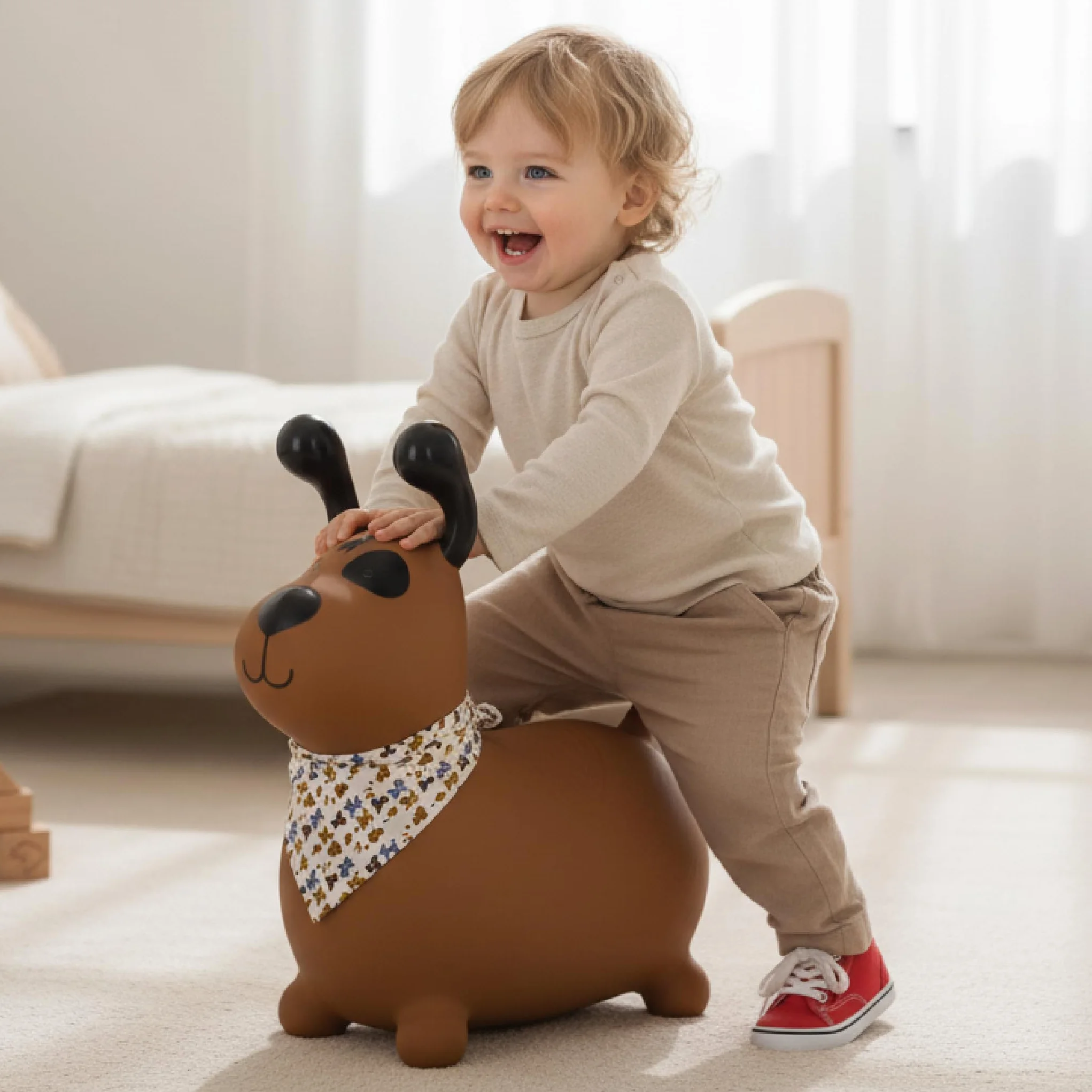 sun baby Saltador Hinchable para Niños hasta 45 Kg sin BPA, de 1 año, Pelotas saltarinas para niños (Perro marrón con Bandana)