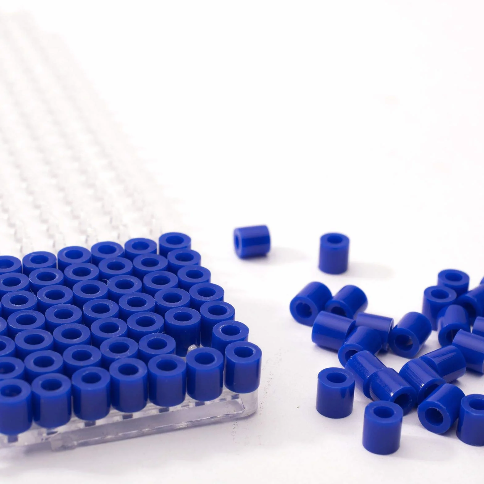 Vaessen Creative Perlas Fusibles, Azul, Set de 1100 Piezas para Manualidades DIY para Niños, Creación de Joyas, Decoraciones Hechas en Casa y Otras Ideas de Manualidades