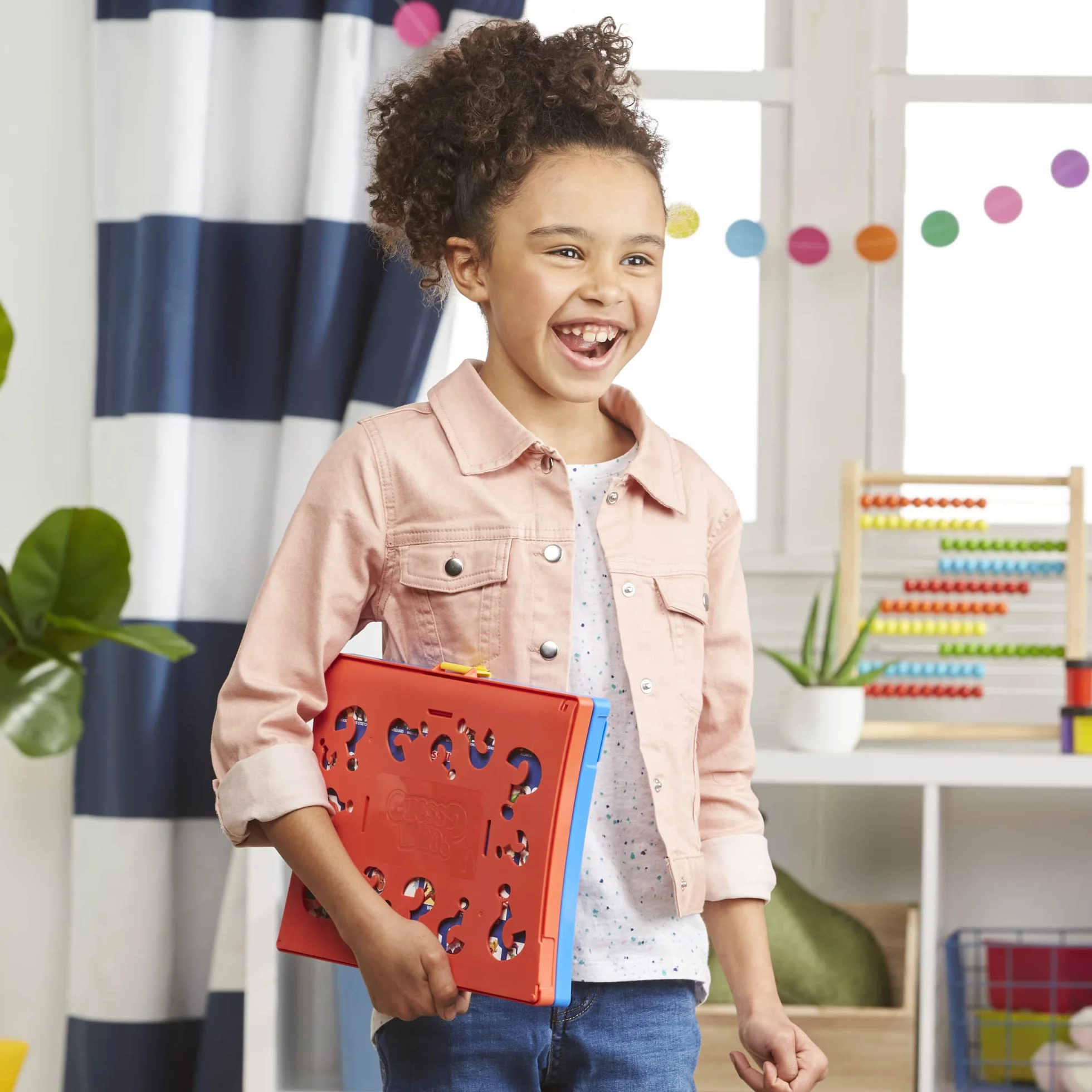 Hasbro Gaming ¿Quién Es Quién? Juego de Adivinar el Personaje y Superhéroes, Juego de Mesa para Jugar con Amigos y Familia para 2 Jugadores, Niños y Niñas de 6 Años o Más
