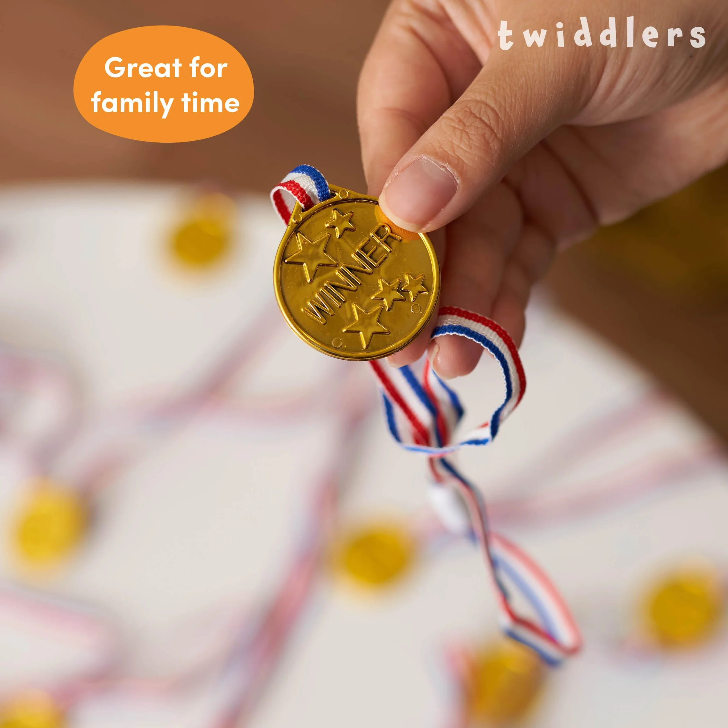 THE TWIDDLERS Set de 24 Medallas para Competiciones Escolares, Fútbol, Baile y Logros