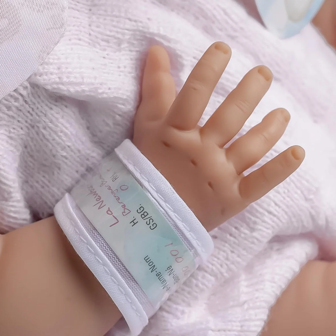 JC TOYS- Muñeca La Newborn recién Nacida de 38 cm es de Vinilo Suave, Ropa de algodón Calado y Accesorios, niña, Rosa, diseñado en España por Berenguer, 2 años