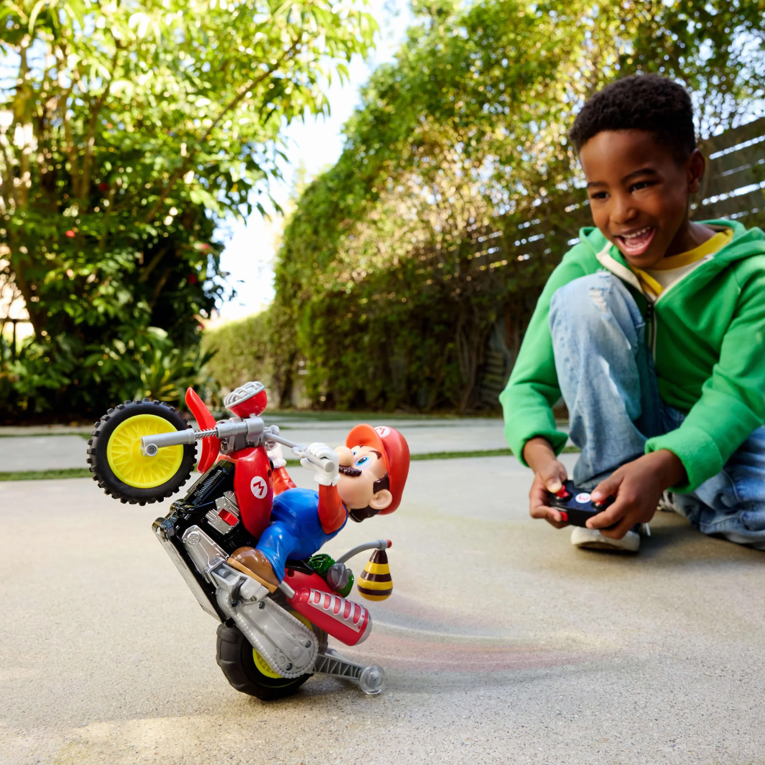 Hot Wheels Mario Kart Moto teledirigida, Moto de Motocross teledirigida para Hacer caballitos de “Super Mario Galaxy: la película” con Figura de héroe, JML15