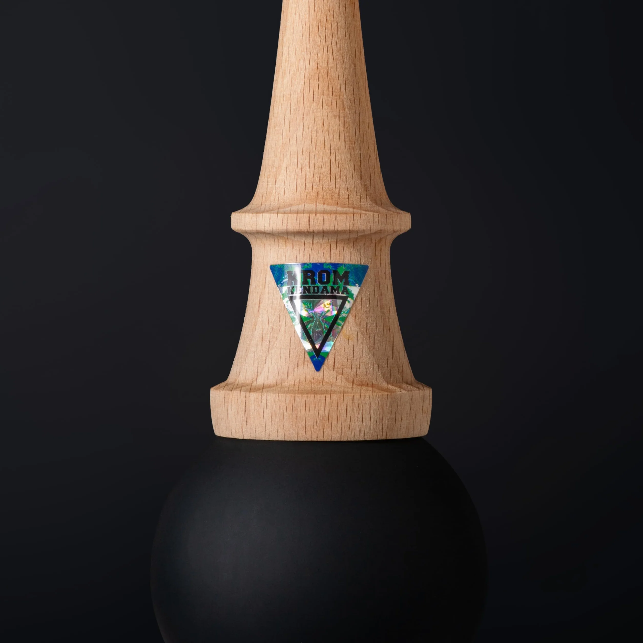 KROM Juguete Kendama – Pop Negro – Mejora Tus Habilidades Cognitivas – Mejora el Balance, los Reflejos y la Creatividad – Kendama Modelo Pro Hecho para Principiantes y Expertos