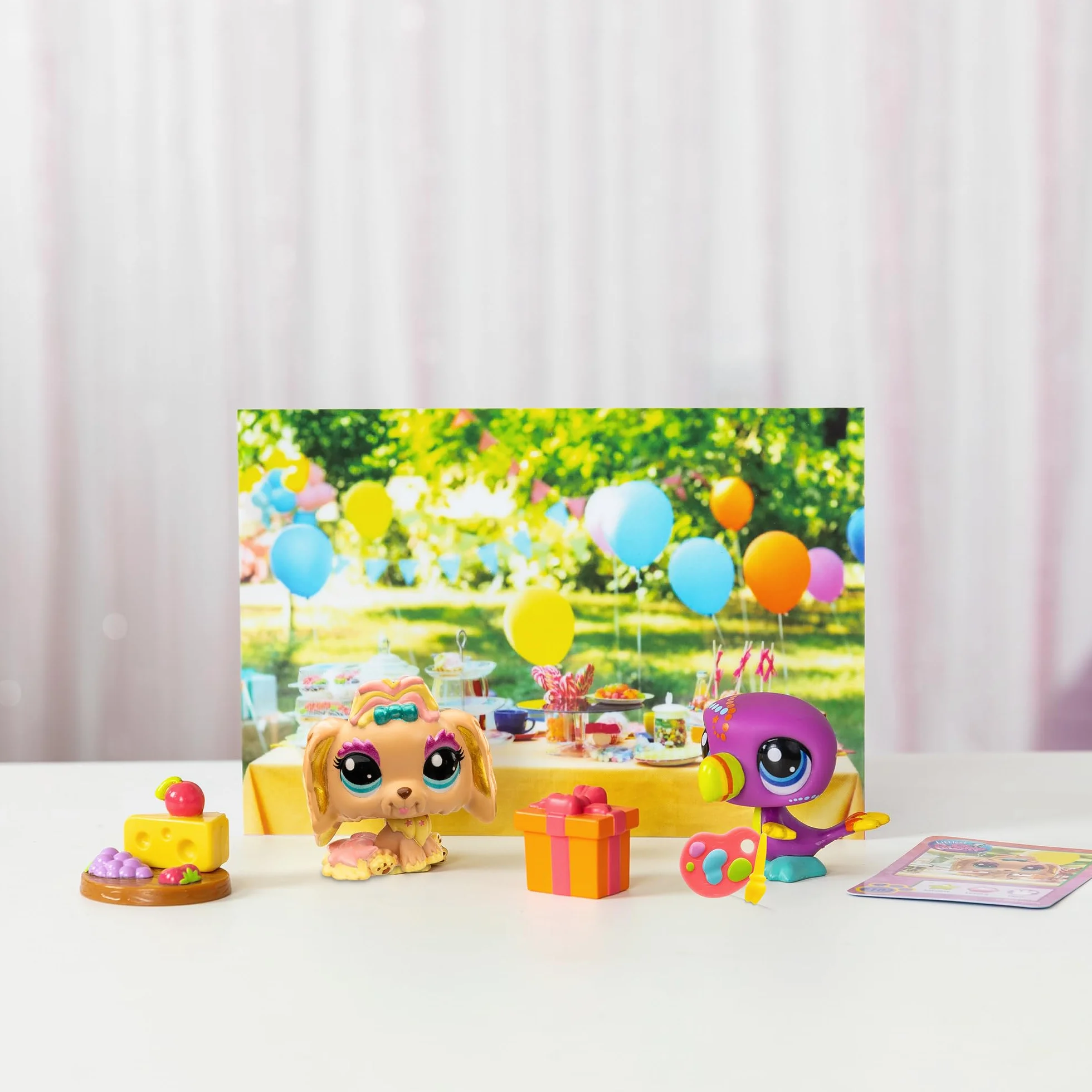BANDAI Littlest Pet Shop Pack PETFLUENCERS Fiesta AL Aire Libre BF00572 Incluye 2 Mascotas, 4 Accesorios, 1 Fondo, 1 Tarjeta de coleccionista, 1 código Virtual, Generación 7, 4 años+