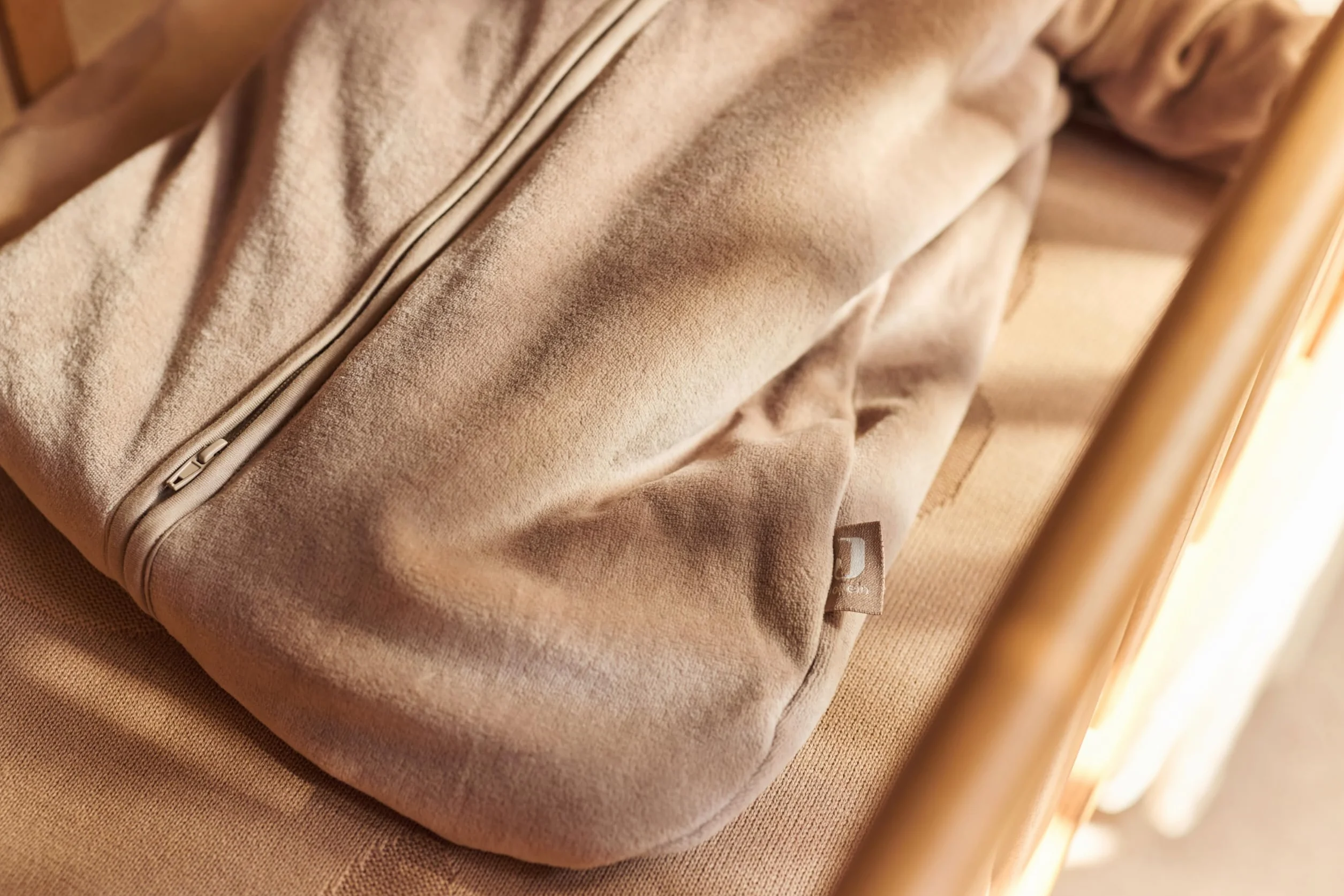 Jollein Saco de Dormir para bebé - 110 cm - Velvet - Algodón - 2.0 TOG - Sin Mangas - Certificado Oeko-Tex - Saco de Dormir para bebé - para Primavera y otoño - Milky Coffee