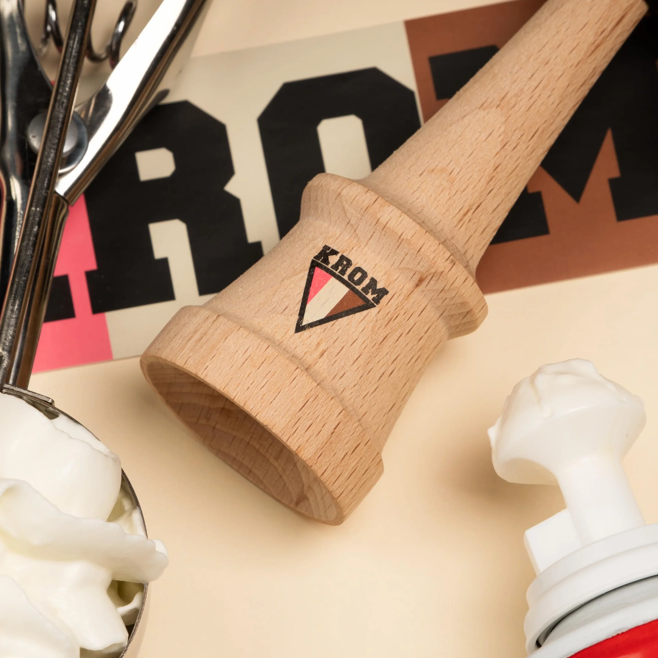 KROM Kendama STROGO Neapolitan Vanilla – Kendama de Madera para Principiantes y Jugadores avanzados – Juego de Habilidad para Uso Interior y Exterior – Juguete de Madera con Cuerda y Bola