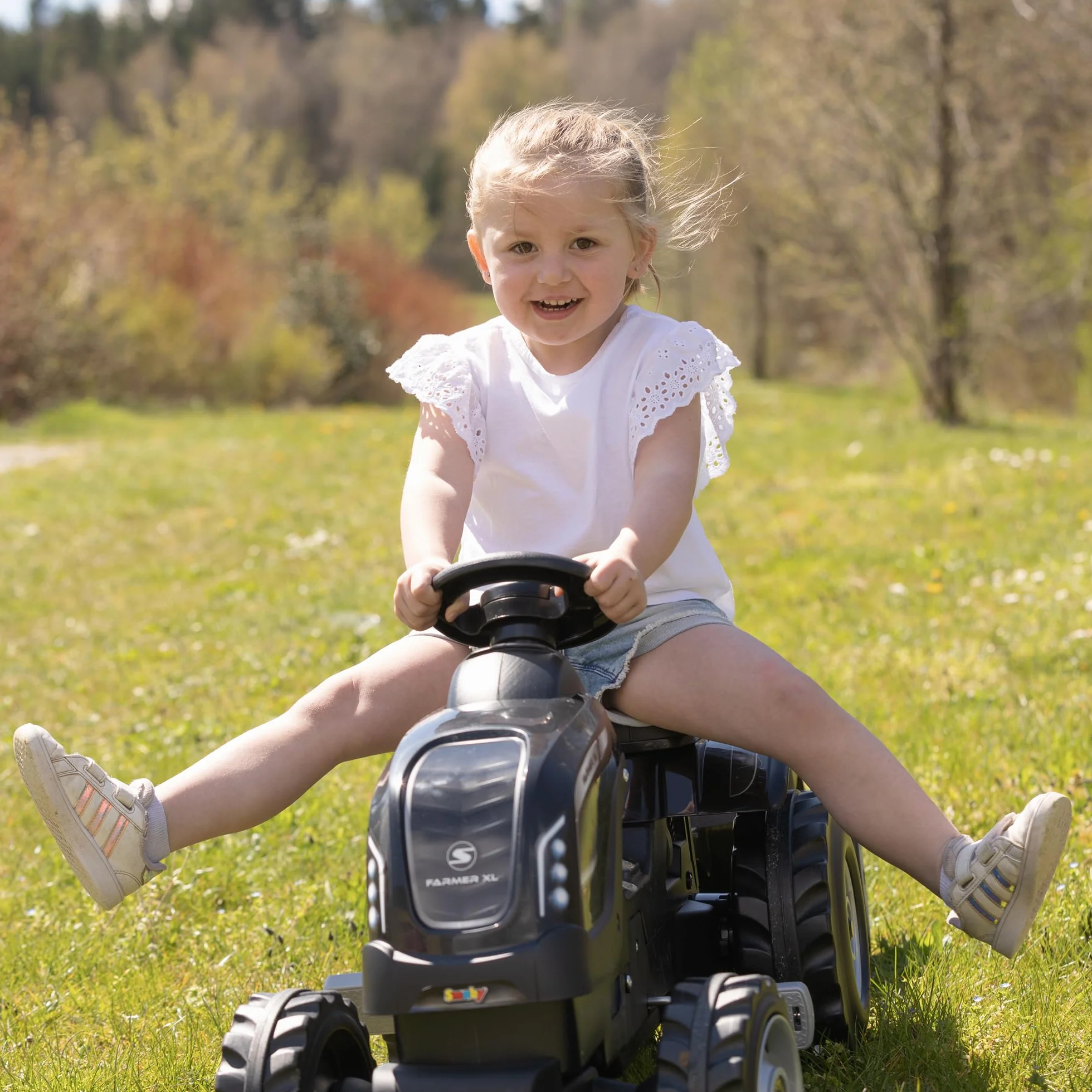 Smoby- Tractor Infantil con Pedales Farmer XL Negro, Muy Resistente, con Remolque, Volante con Bocina, Asiento Ajustable, A Partir de 3 Años (7600710131)