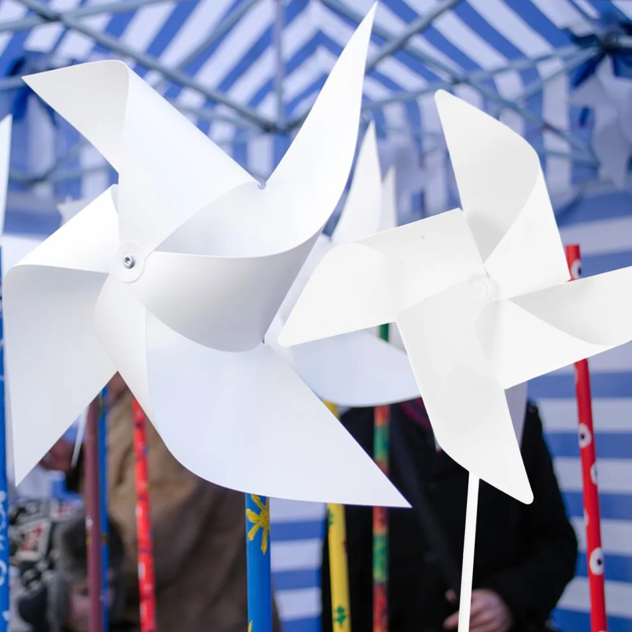 STOBOK Molino de viento de papel DIY para colorear para niños, 24 piezas, juego educativo para manualidades, molinillos de viento para jardín de infantes y juego al aire libre