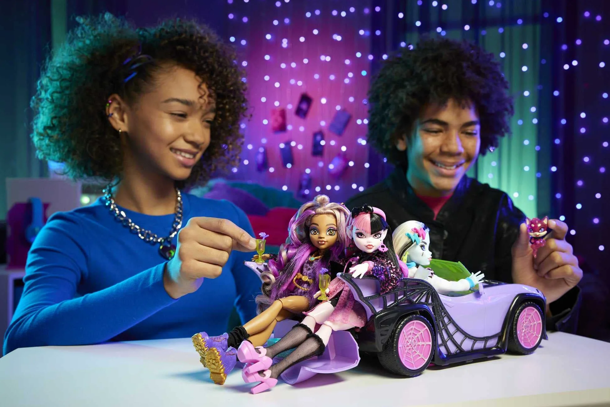Monster High Coche de juguete, móvil Ghoul con accesorios para mascotas y refrigeradores, convertible morado con detalles de telaraña, HHK63
