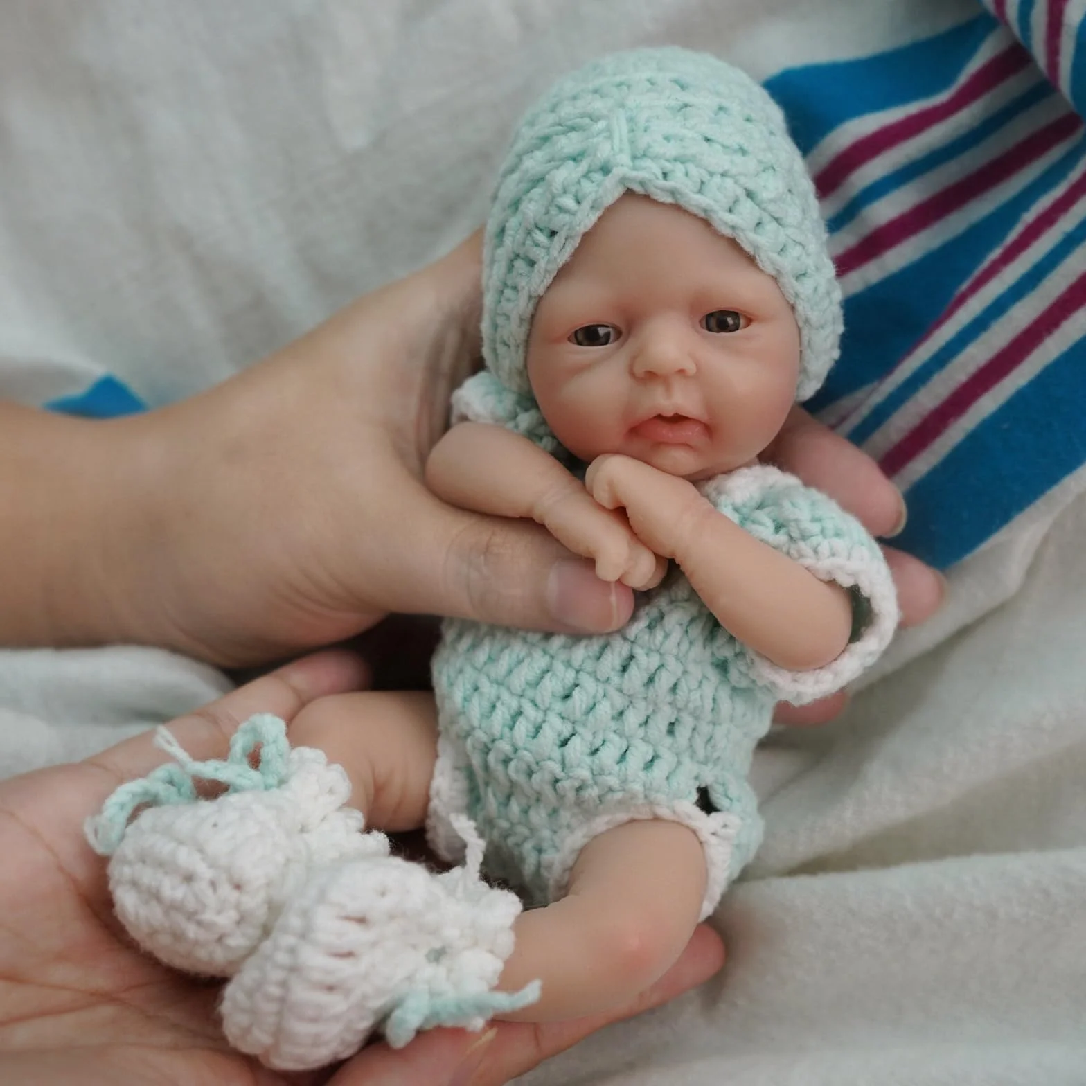 MYREBABY Muñeca de bebé Reborn de 7 pulgadas, muñeca de silicona para niña con margaritas, mini muñecas realistas de silicona para bebé recién nacido, alivio del estrés de cuerpo completo, 01