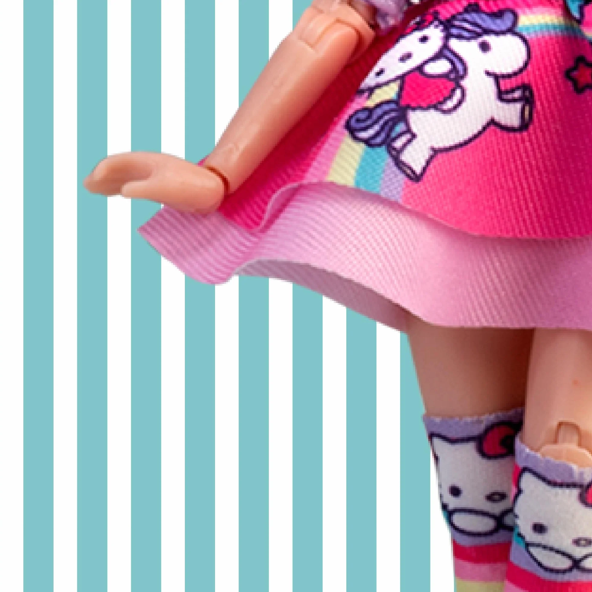 4SF - Hello Kitty Manga Doll Candy Unicorn, Muñeca Fashion Japonesa con Looks a la Moda Manga, Figura de 19,5 cm con 15 Puntos de Articulación, Pelo Rubio, Accesorios Incluidos, Famosa (HKTF0400)