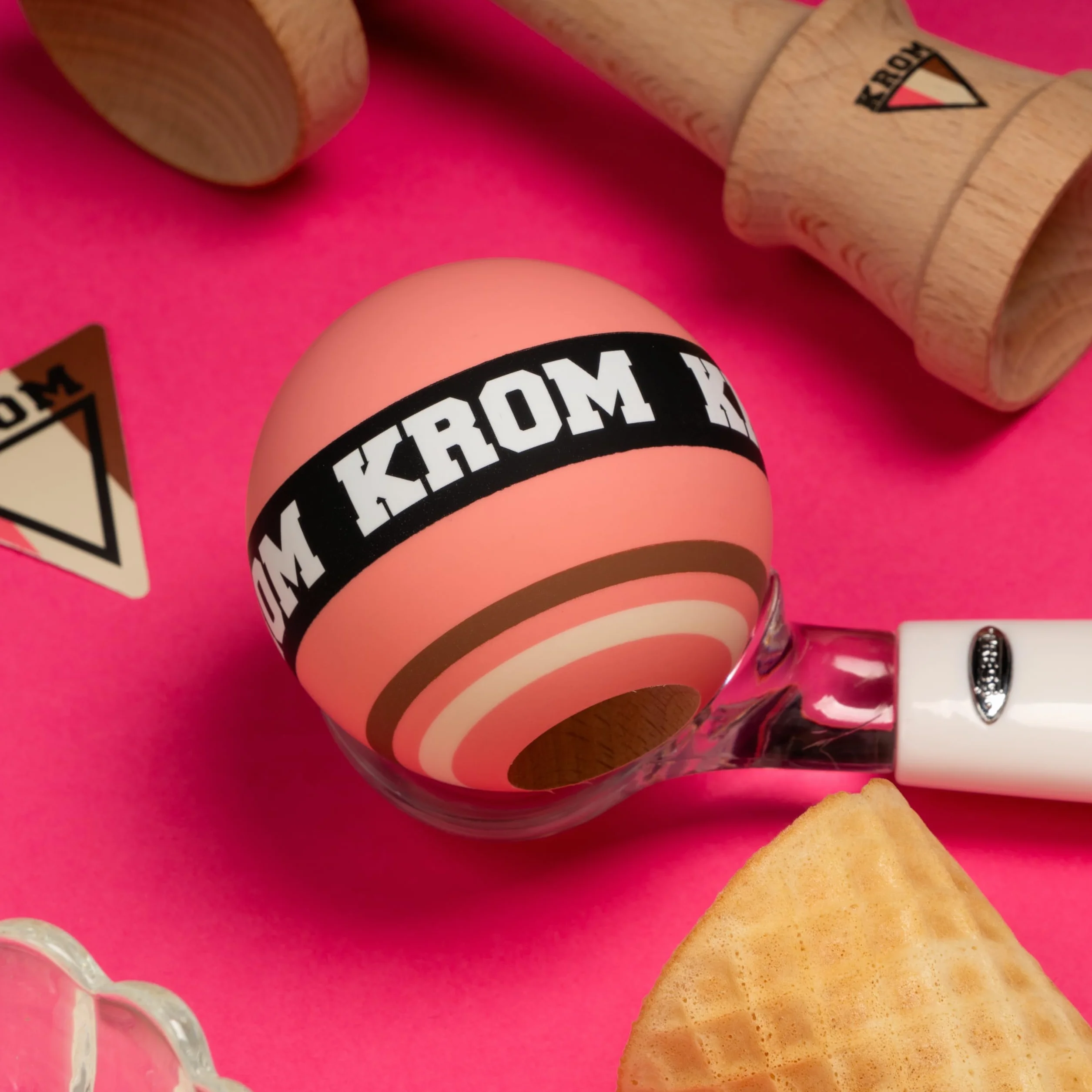 KROM Kendama STROGO Neapolitan Strawberry – Kendama de Madera para Principiantes y Jugadores avanzados – Juego de Habilidad para Uso Interior y Exterior – Juguete de Madera con Cuerda y Bola