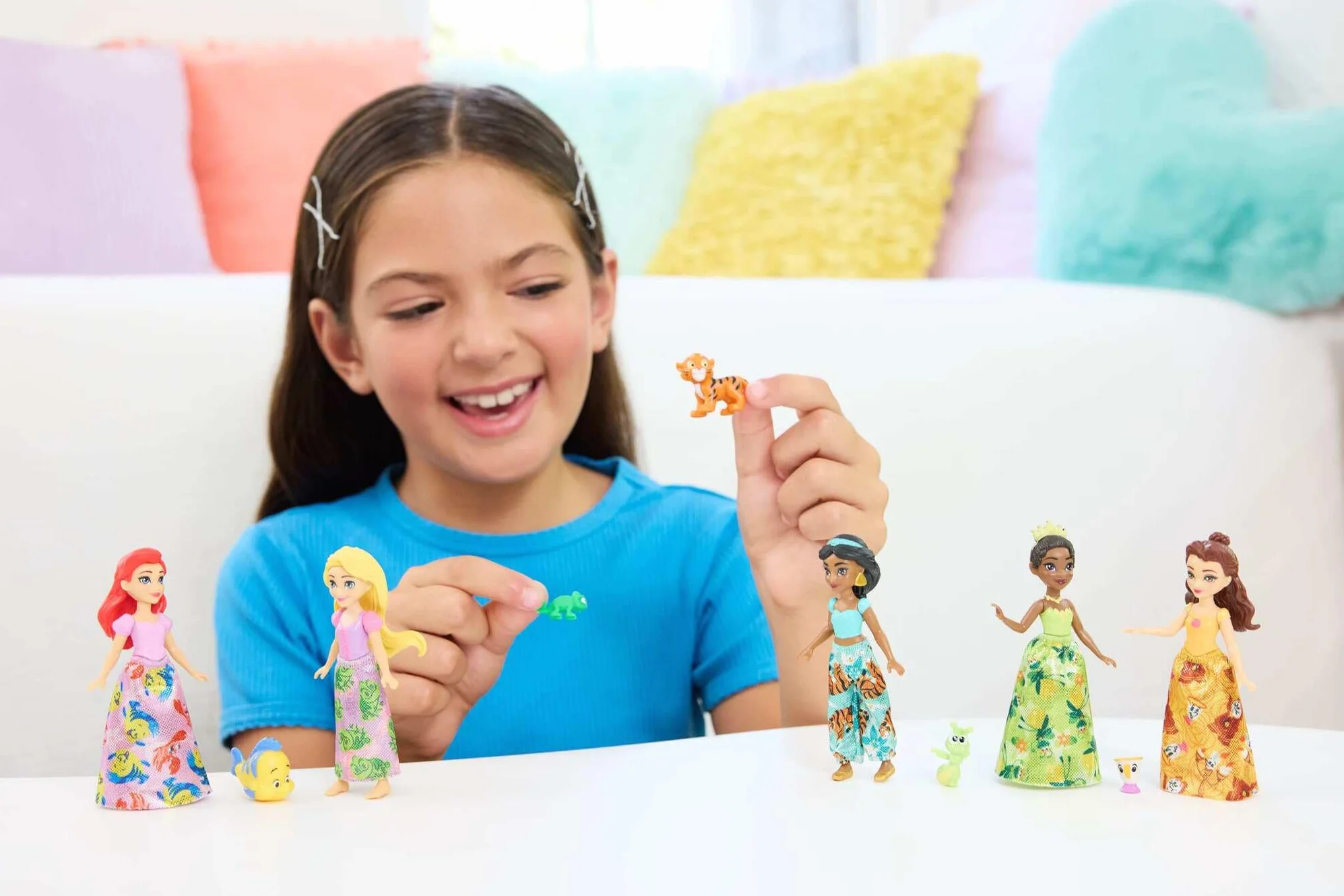 Mattel Disney Princesas y amigos Conjunto de juego con cinco muñecas pequeñas articuladas con faldas o pantalones extraíbles y cinco figuras de amigos, inspiradas en las películas de Disney, JBL33